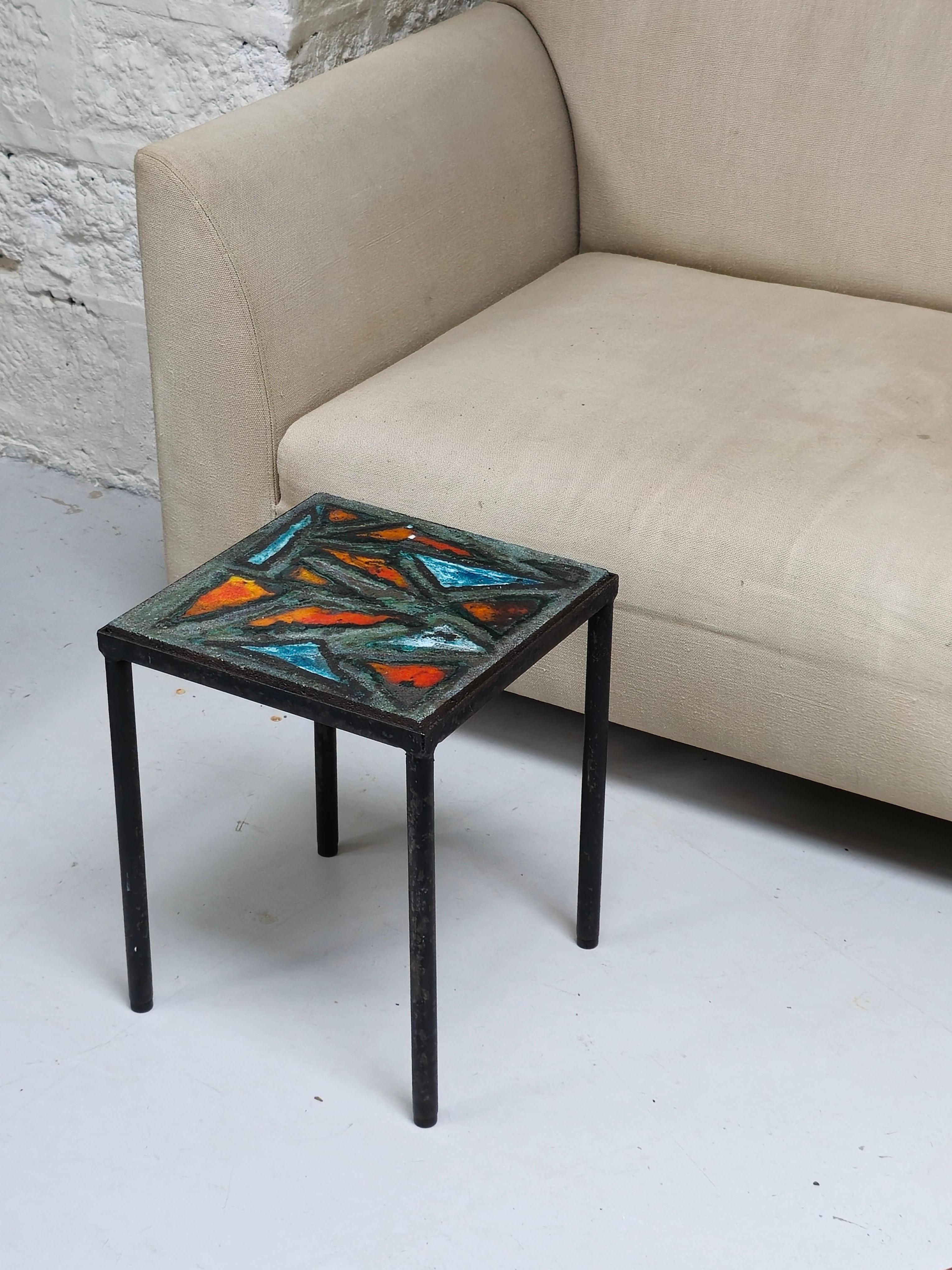 Mid-Century Modern Table d'appoint en pierre de lave et fer noirci, attribuée à Elchinger, France, années 1960 en vente