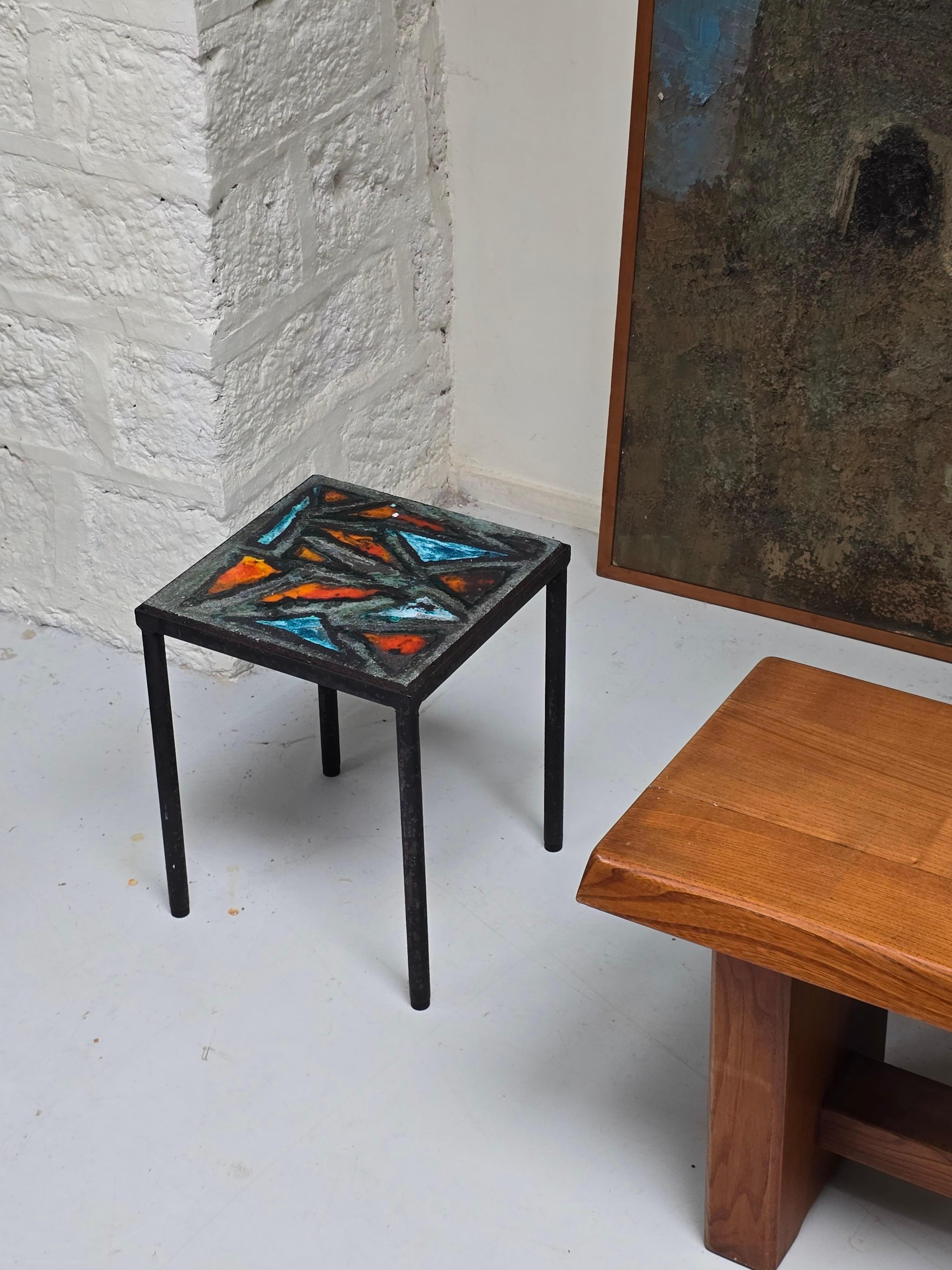 Milieu du XXe siècle Table d'appoint en pierre de lave et fer noirci, attribuée à Elchinger, France, années 1960 en vente