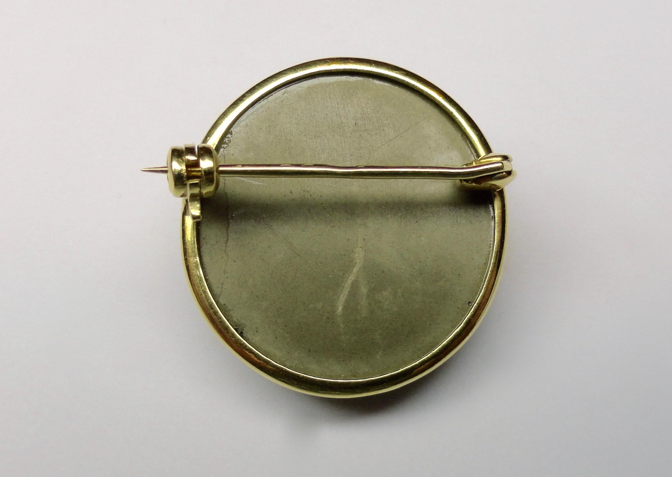 Lava stone cameo brooch set in 18ct gold For Sale 2