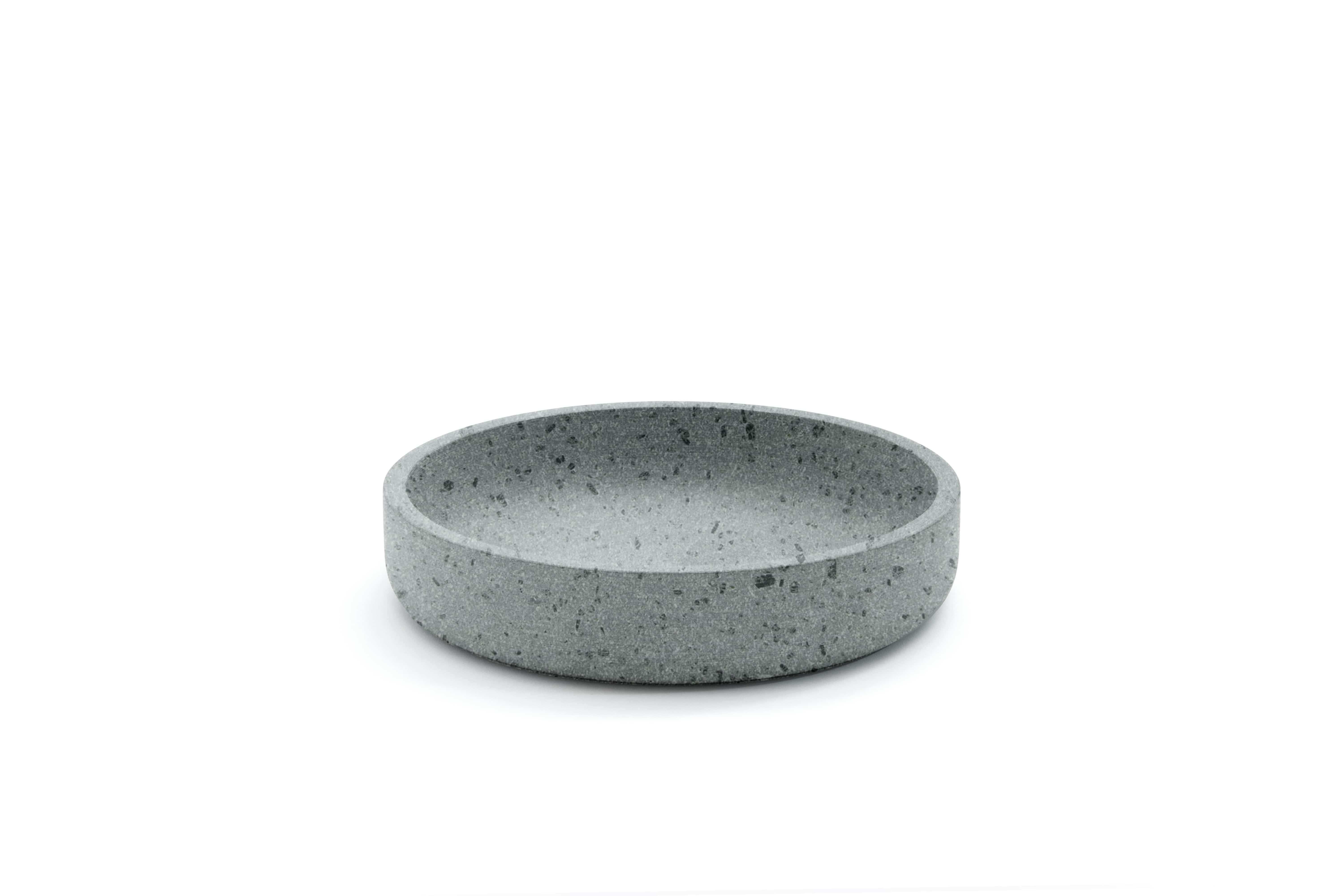 Ciotola Diogenèa in pietra lavica di Studio A
Dimensioni: D. 23 x H. 4,8 cm
Materiali: Pietra.

Un numero di 31 ciotole di forma identica, realizzate in edizione limitata da raffinati artigiani italiani in 31 materiali diversi: Diogenèa - Una storia