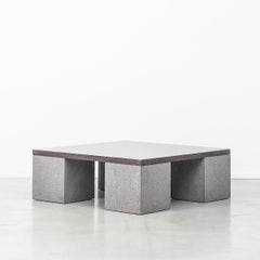 Table basse de sculpteur en pierre de lave conçue par Faye Toogood, Royaume-Uni