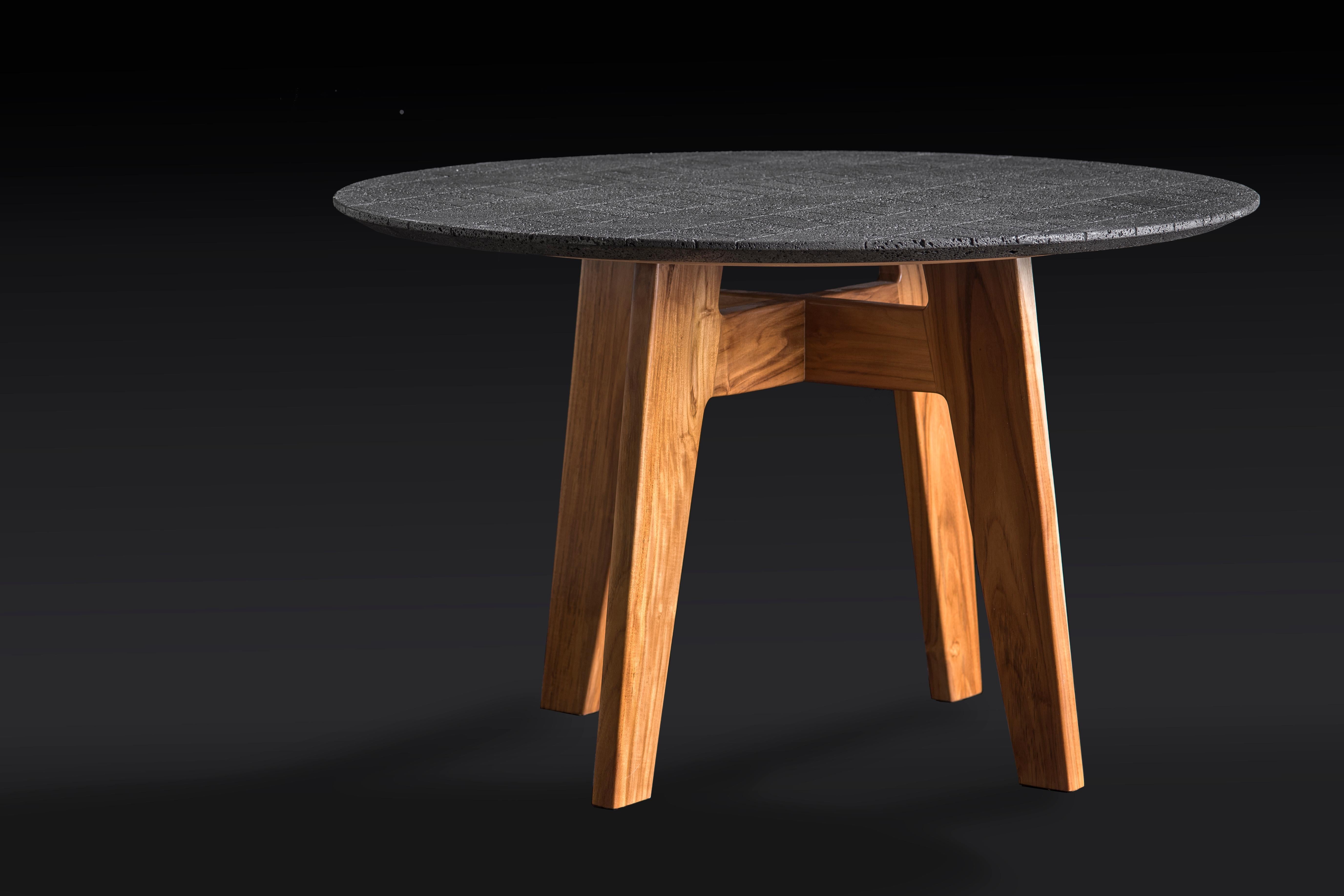 Poli Table en pierre volcanique et bois de teck 1,4 m en vente