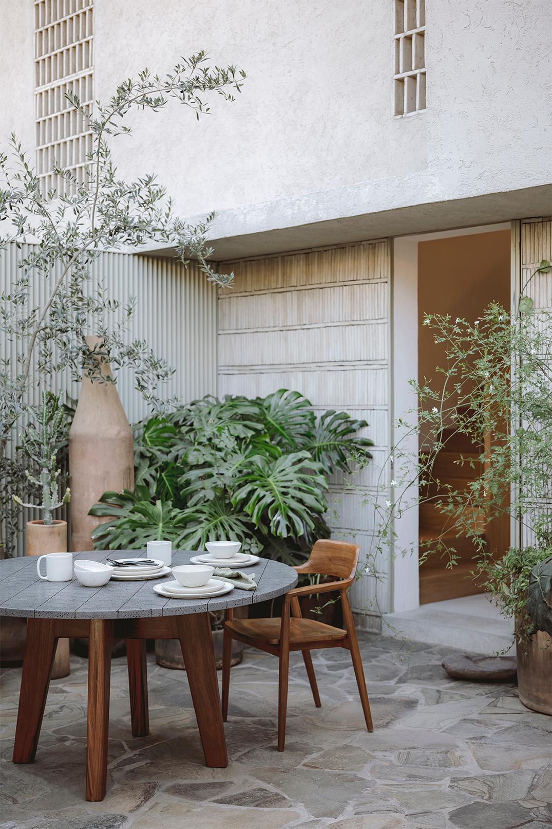 XXIe siècle et contemporain Table en pierre volcanique et bois de teck 1,4 m en vente