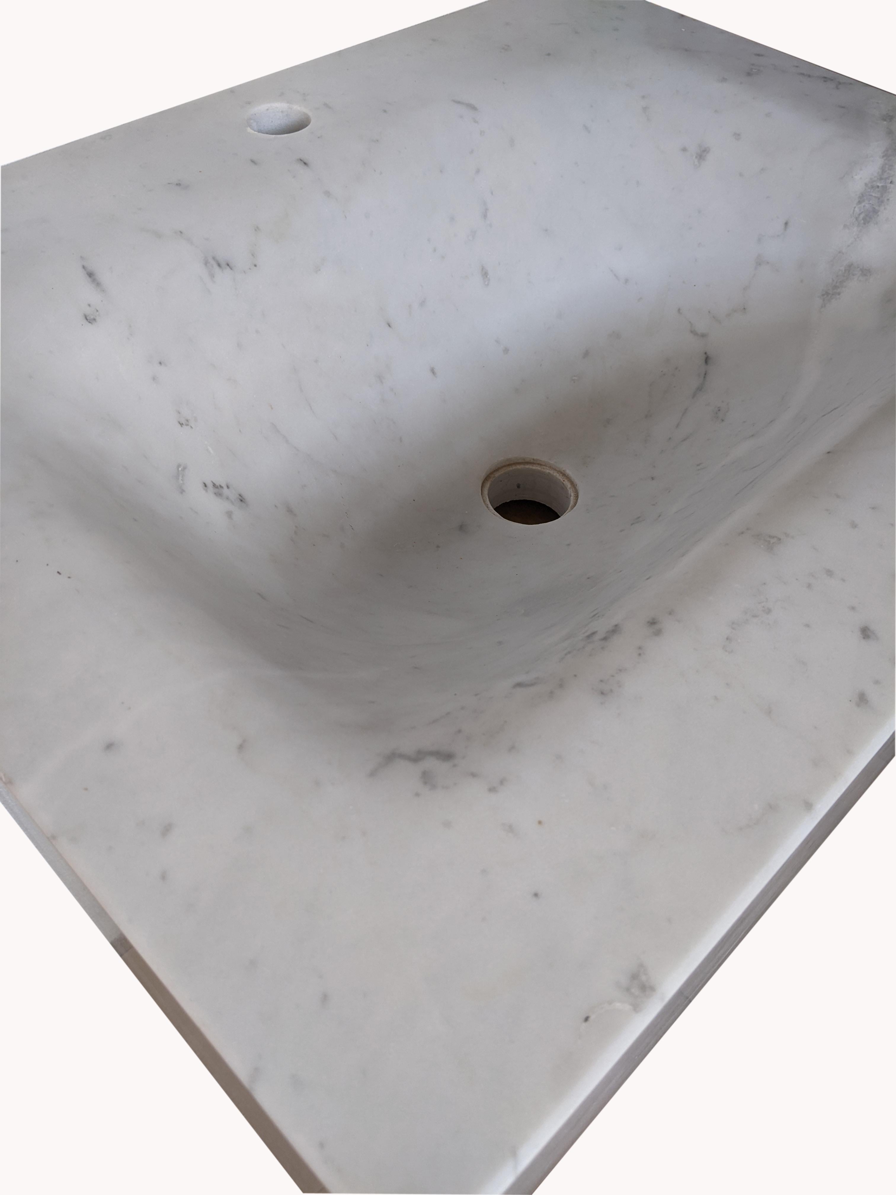 Moderne Lavabo scavato da un blocco di marmo Bianco Carrara, fabriqué en Italie en vente