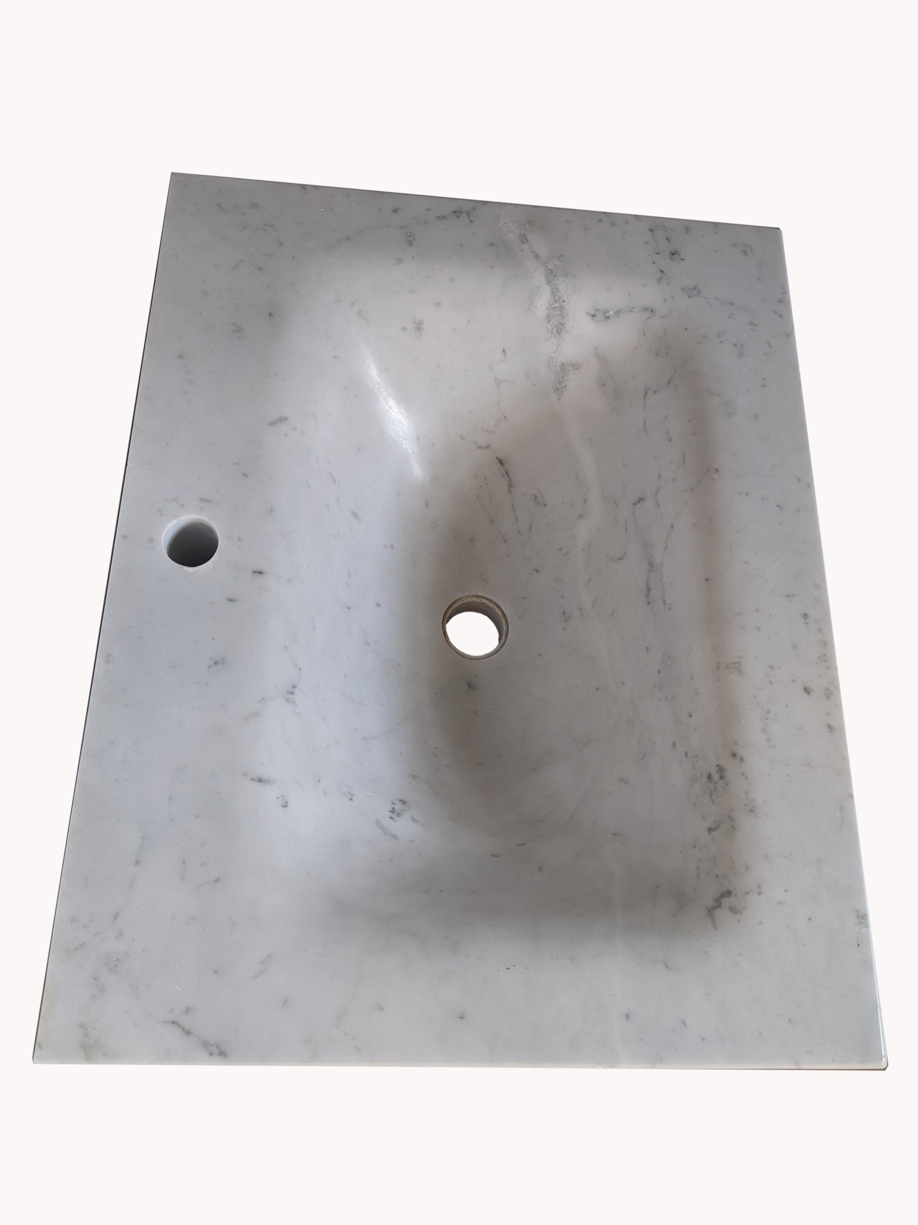 Italian Lavabo scavato da un blocco di marmo Bianco Carrara, fabriqué en Italie en vente
