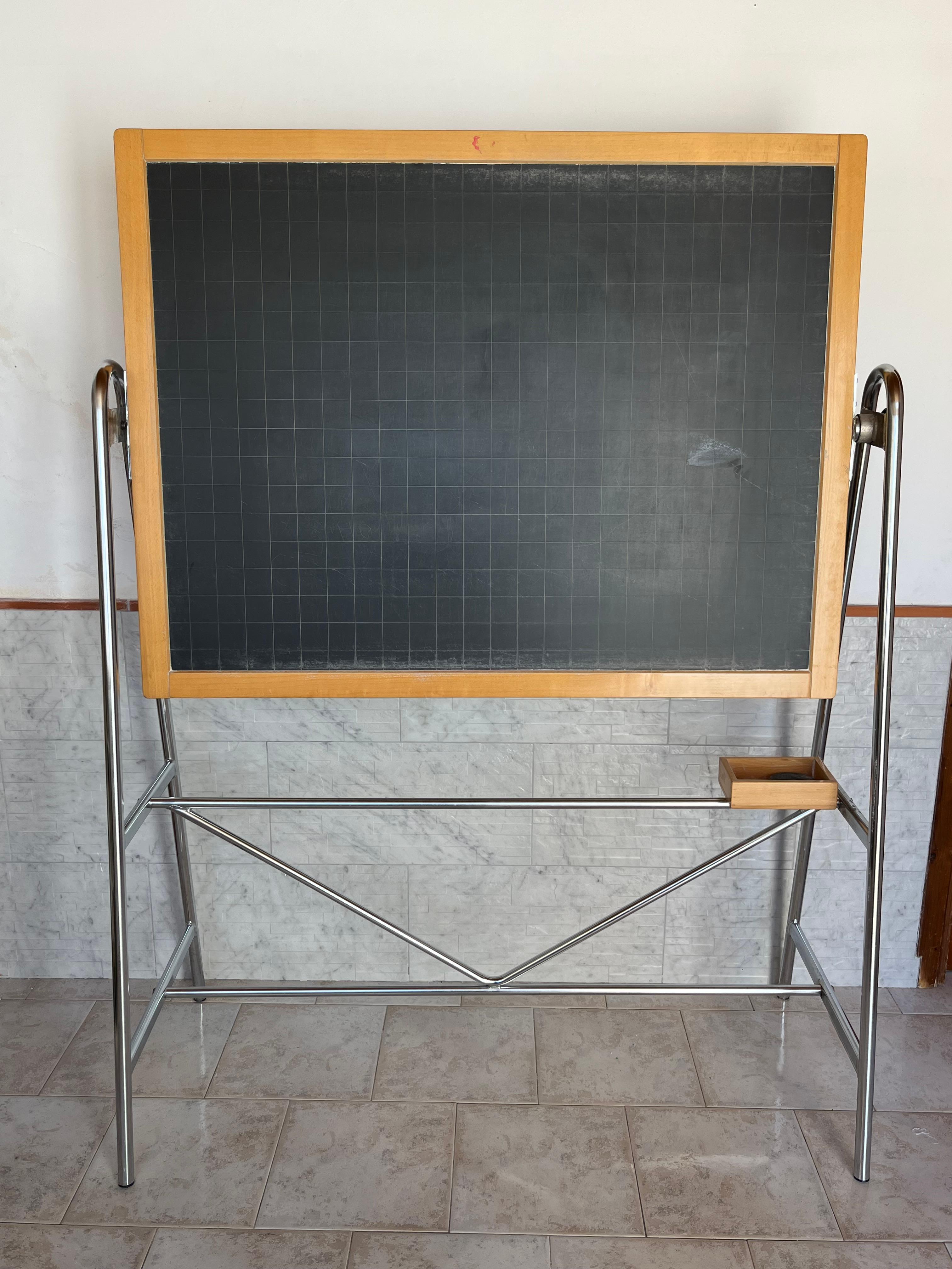 Lavagna scolastica in ardesia, made in Italy, anni '70
Struttura in metallo.
Buone condizioni, orientabile.
