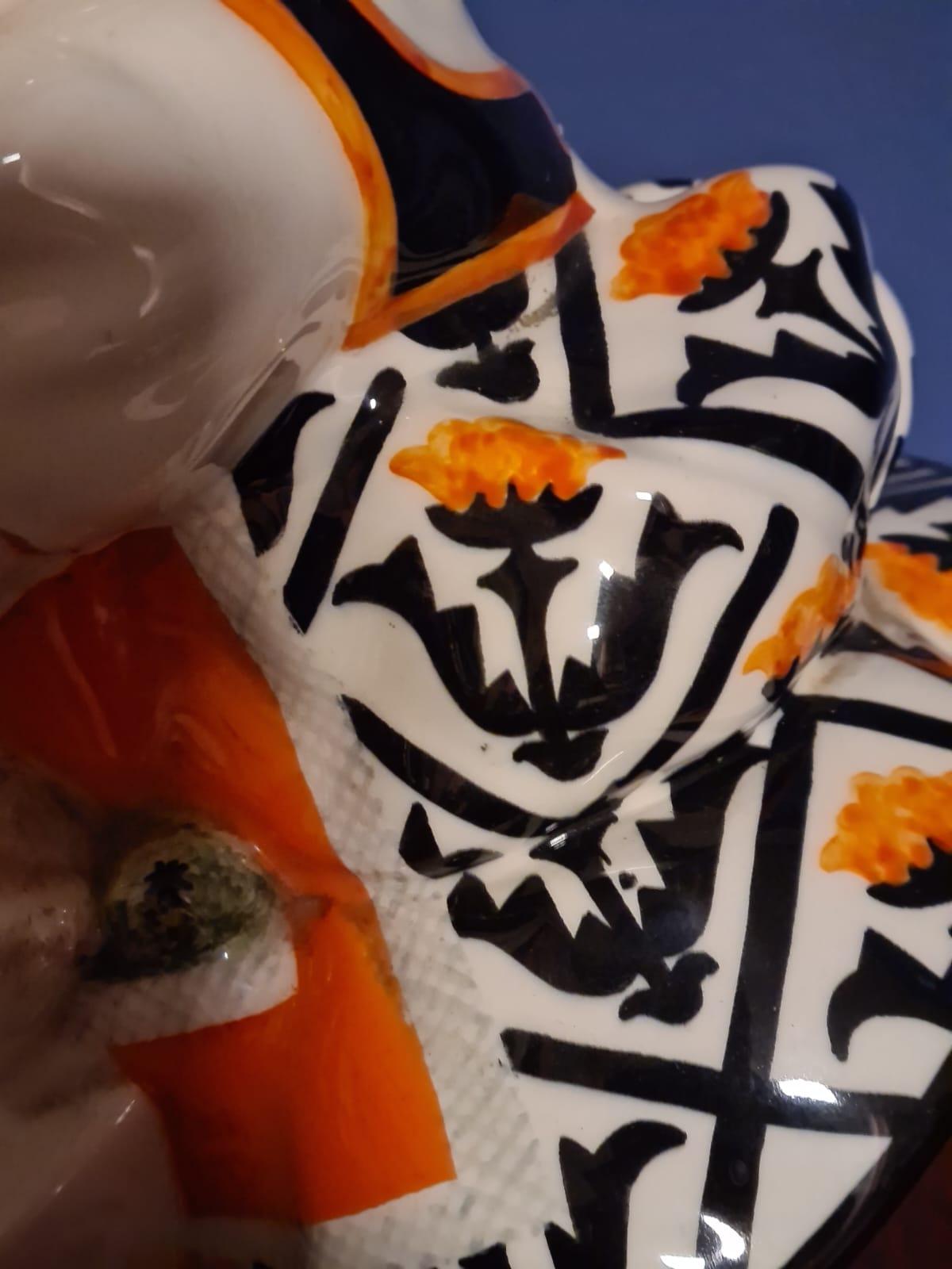 Lavanderina Essevi.

Bambina lavanderina in ceramica dipinta a mano prodotta da Essevi.

Rara bambola da collezione prodotta dall'ex direttore artistico di Lenci Sandro Vacchetti.

Sandro Vacchetti pittore e ceramista piemontese, fonda la