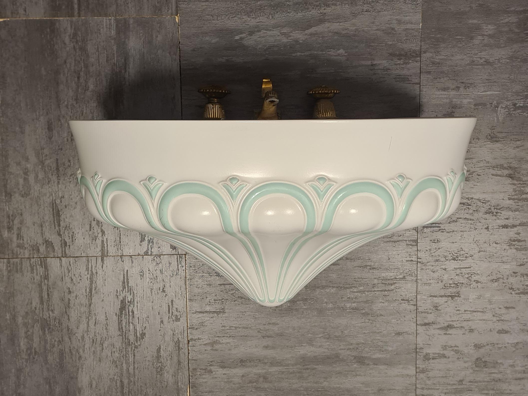 Lavandino della serie Tabor di Antonia Campi per SCI Laveno.

Raffinato lavandino dalle linee neoclassiche in ceramica bianca con decori acquamarina e rubinetteria dorata.

Quest'elegante lavandino è stato disegnato nel 1960 dalla designer Antonia