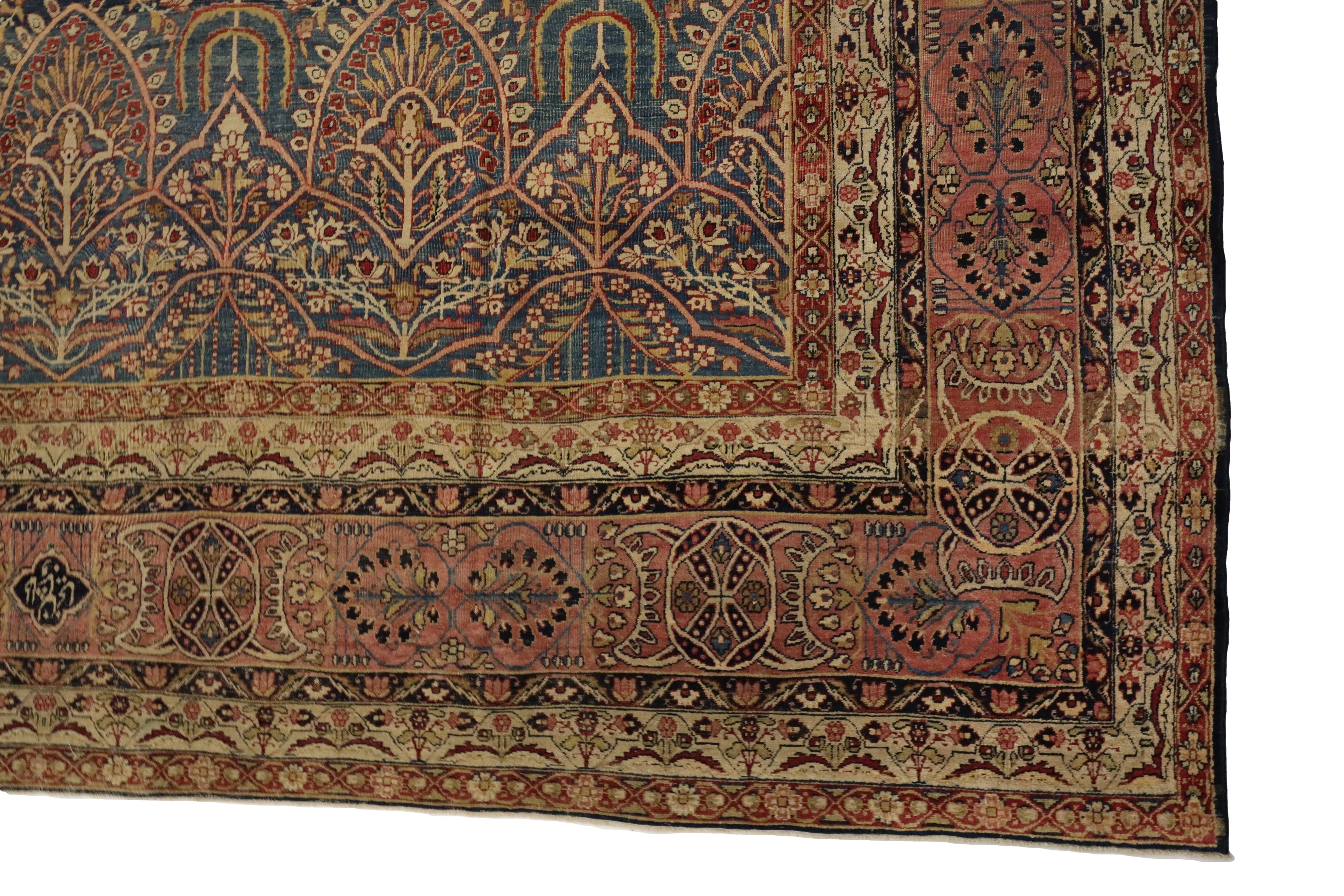 Ce magnifique tapis ancien de Kerman, mesurant approximativement 9,5 pieds sur 11,5 pieds, est un véritable témoignage de l'art et de la maîtrise des tisserands persans de la fin du 19e siècle au début du 20e siècle. Tissée vers 1900, cette pièce