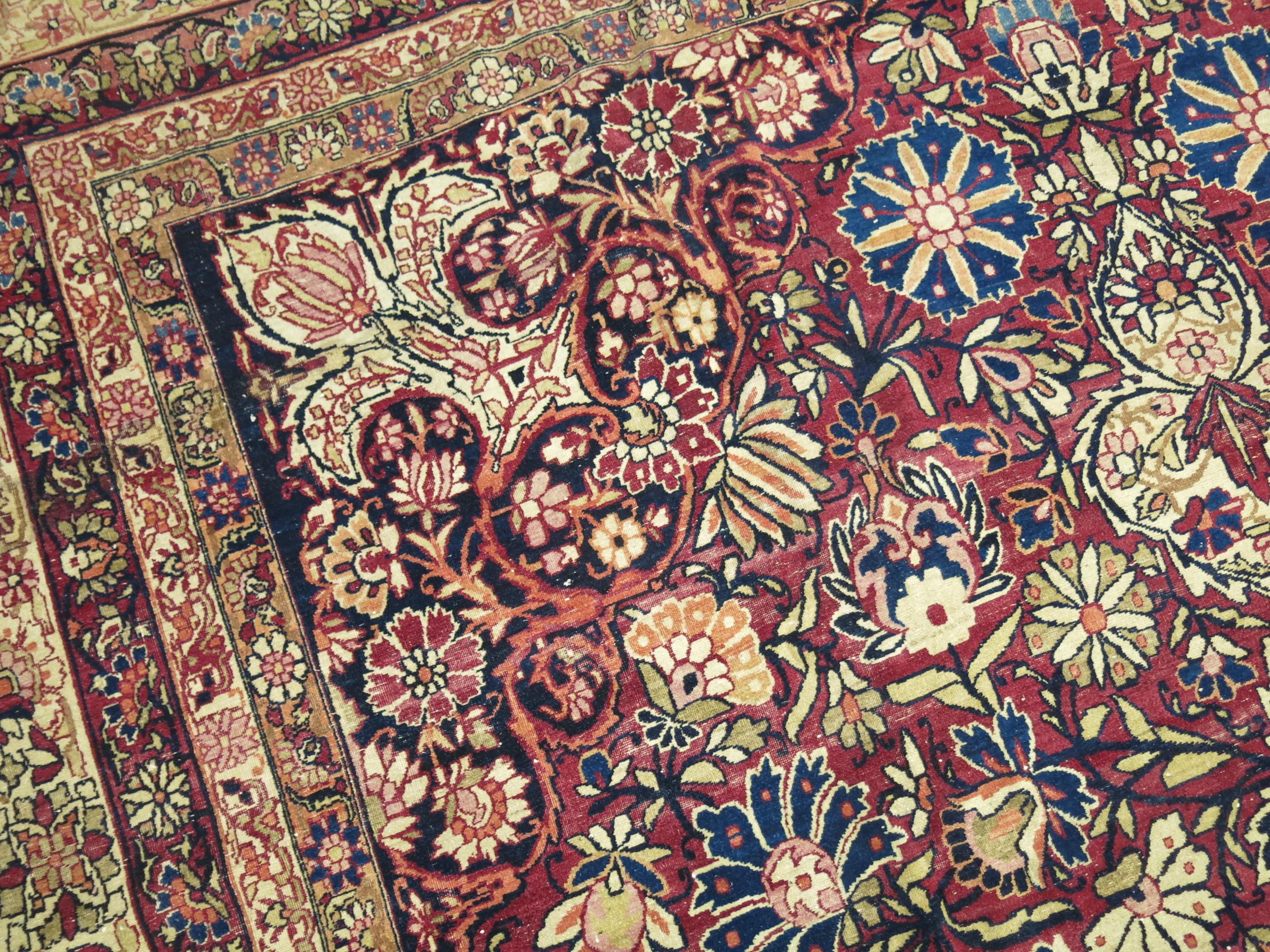 Un tapis lavar Kirmanshah authentique et unique en son genre.

La palette de couleurs des tapis Laver Kirman est exceptionnellement douce et délicate, avec une grâce européenne. Les tisserands avaient accès à la teinture de cochenille, très prisée