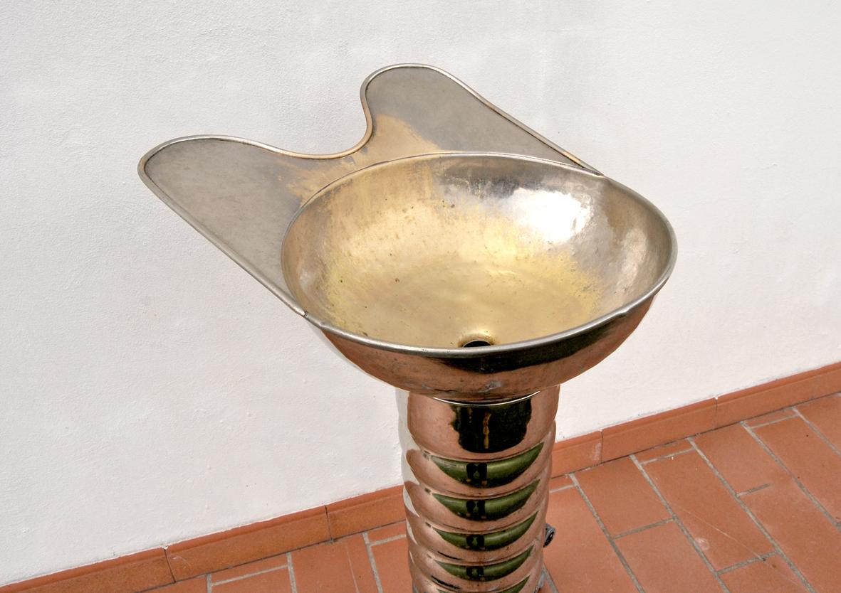 UNICO lavatesta vintage da parrucchiere, anno 1950, in ottone cromato, con basamento a tre piedi in alluminio, regolabile in altezza.
Naturalmente presenta i segni dell' uso e del tempo che ne determinano il fascino.
Ideale come oggetto d' arredo