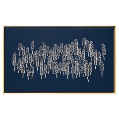 Une pièce d'art mural lavande en cuir bleu et rose sculpté en 3D