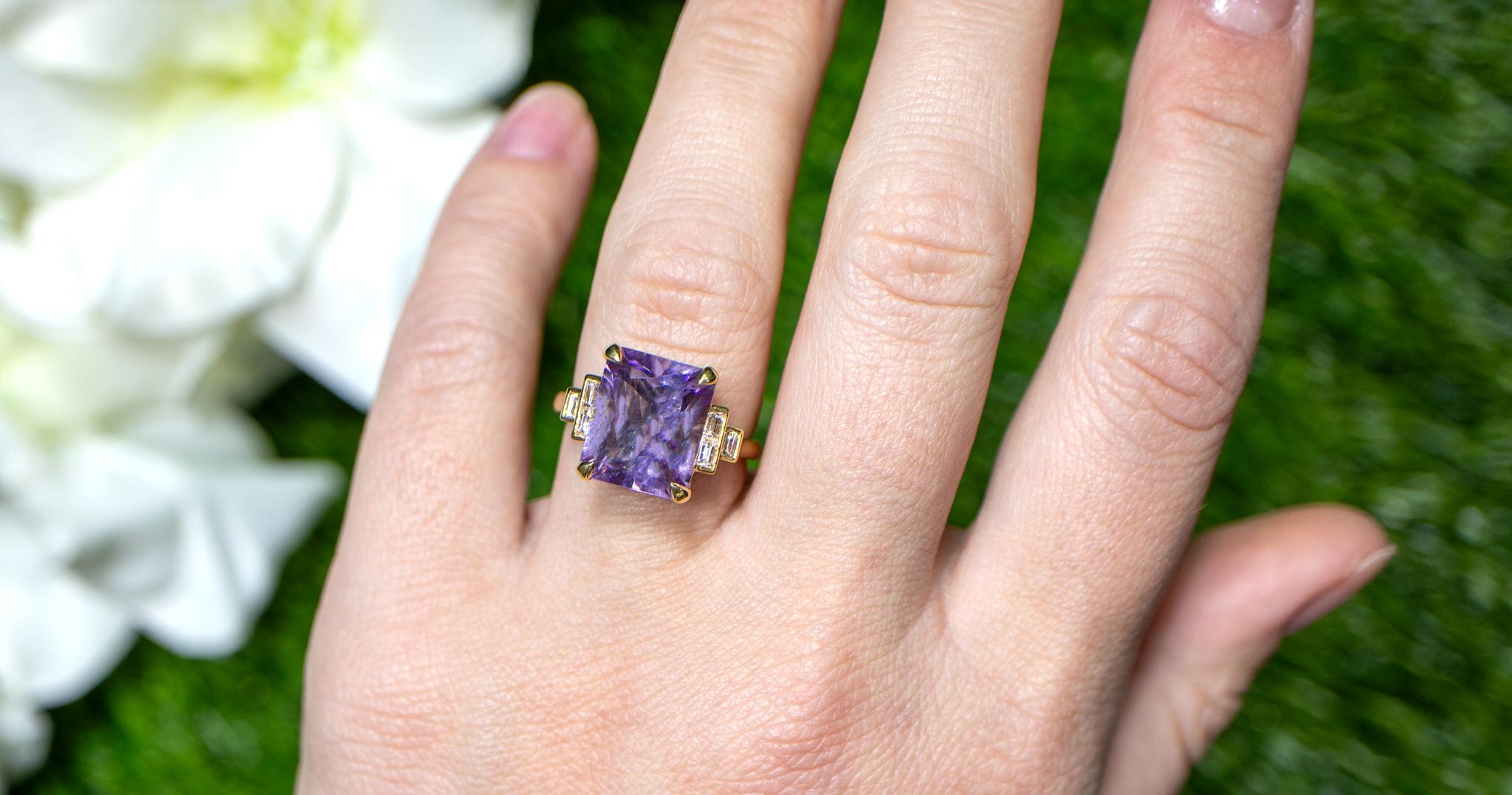 Art Deco Lavender Amethyst Ring Diamond Setting 5.65 Carats 18K Gold For Sale