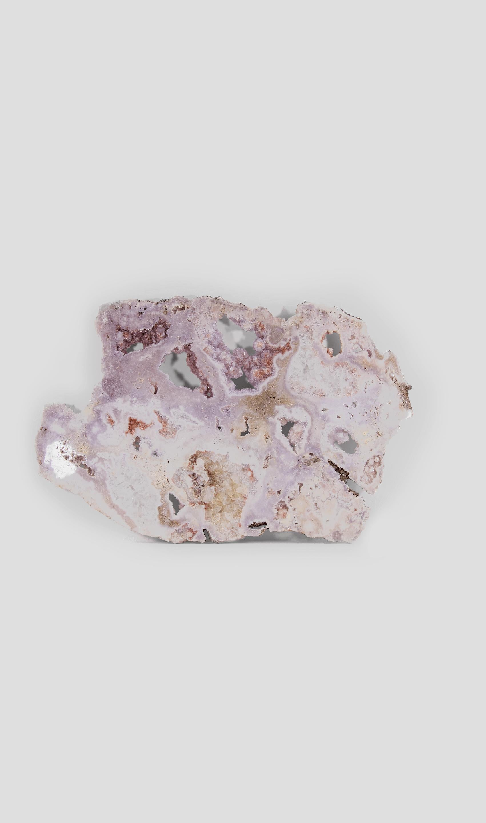 La lastra di ametista Lavender è un pezzo unico grazie alla sua struttura e alla sua colorazione con delicate sfumature lavanda, mentre i grappoli di cristallo druzy aggiungono un tocco di naturalezza alla formazione. Questa rara formazione è
