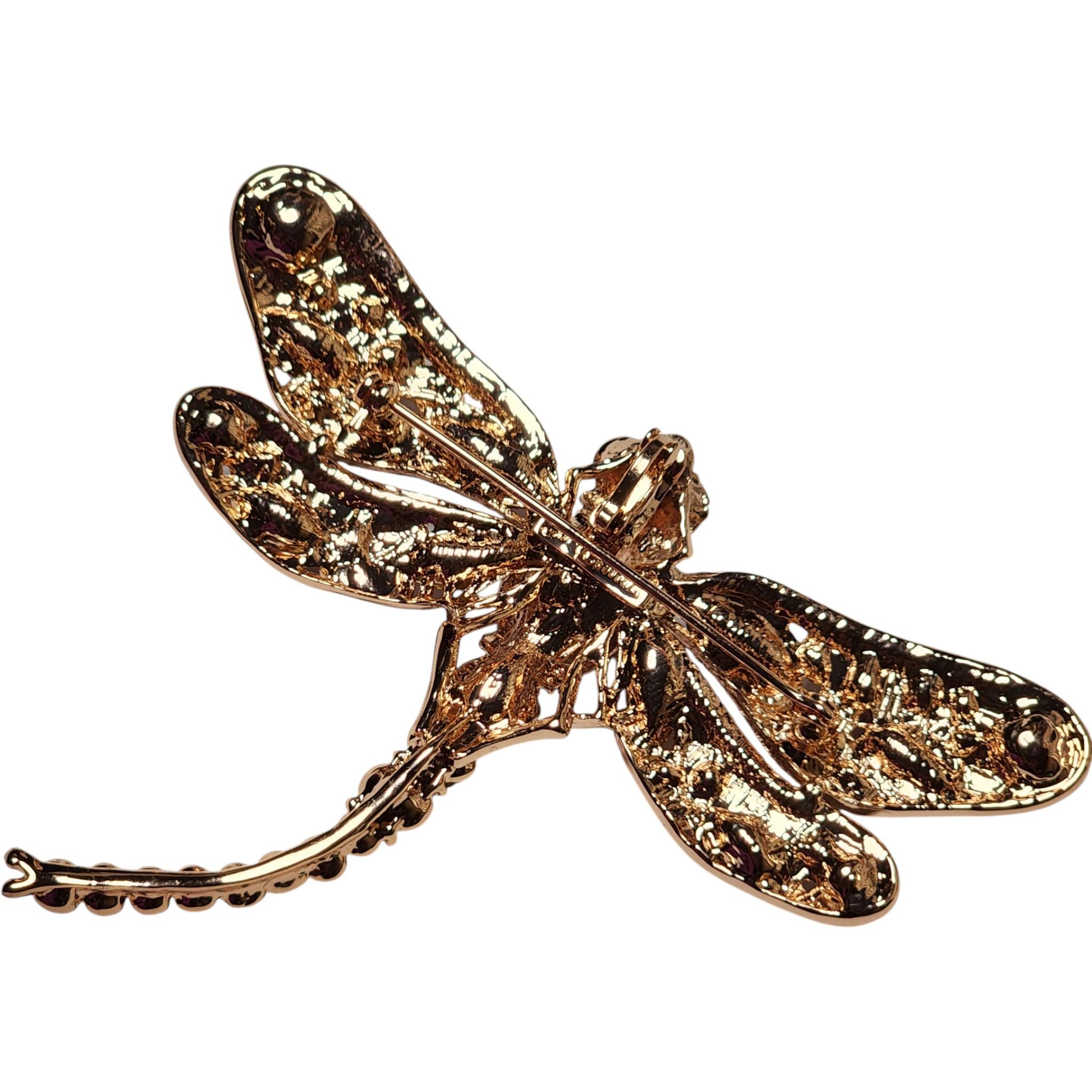 Spilla a forma di libellula con strass chiari e lavanda in metallo dorato In condizioni buone in vendita a Milford, DE