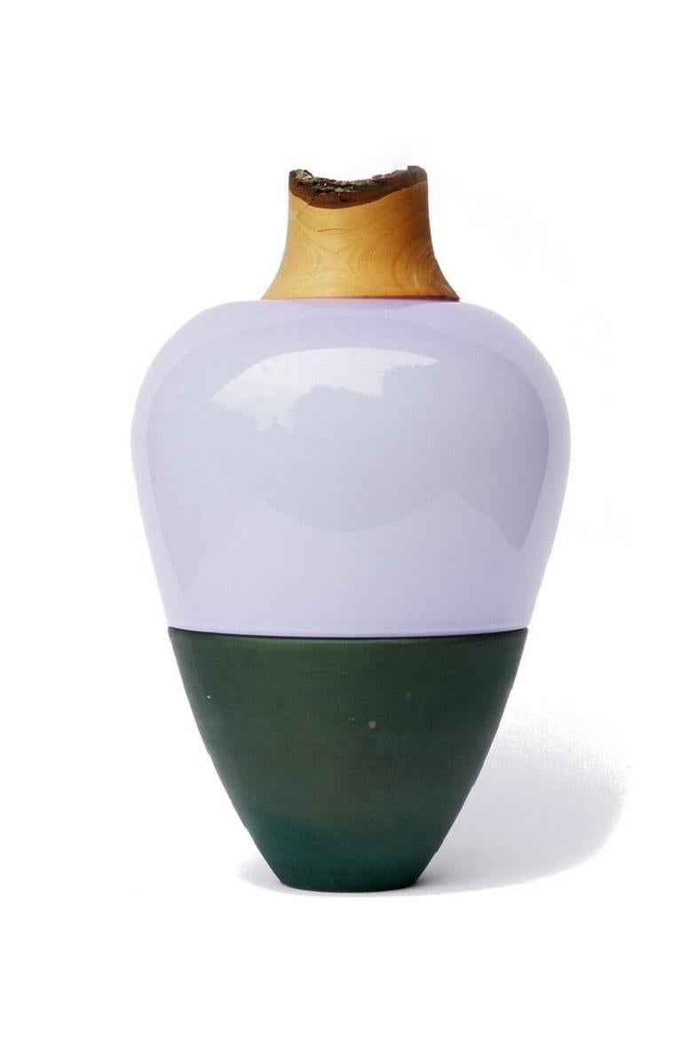 Vaso d'India I con patina di lavanda e rame, Pia Wüstenberg
Dimensioni: D. 20 x H. 38
Materiali: vetro, legno, rame
Disponibile in altri metalli: ottone, rame, ottone patinato, rame patinato

Realizzato a mano in Europa, da singoli artigiani: