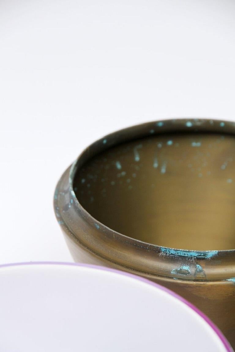 XXI secolo e contemporaneo Vaso d'India I in lavanda e patina di rame, Pia Wüstenberg in vendita