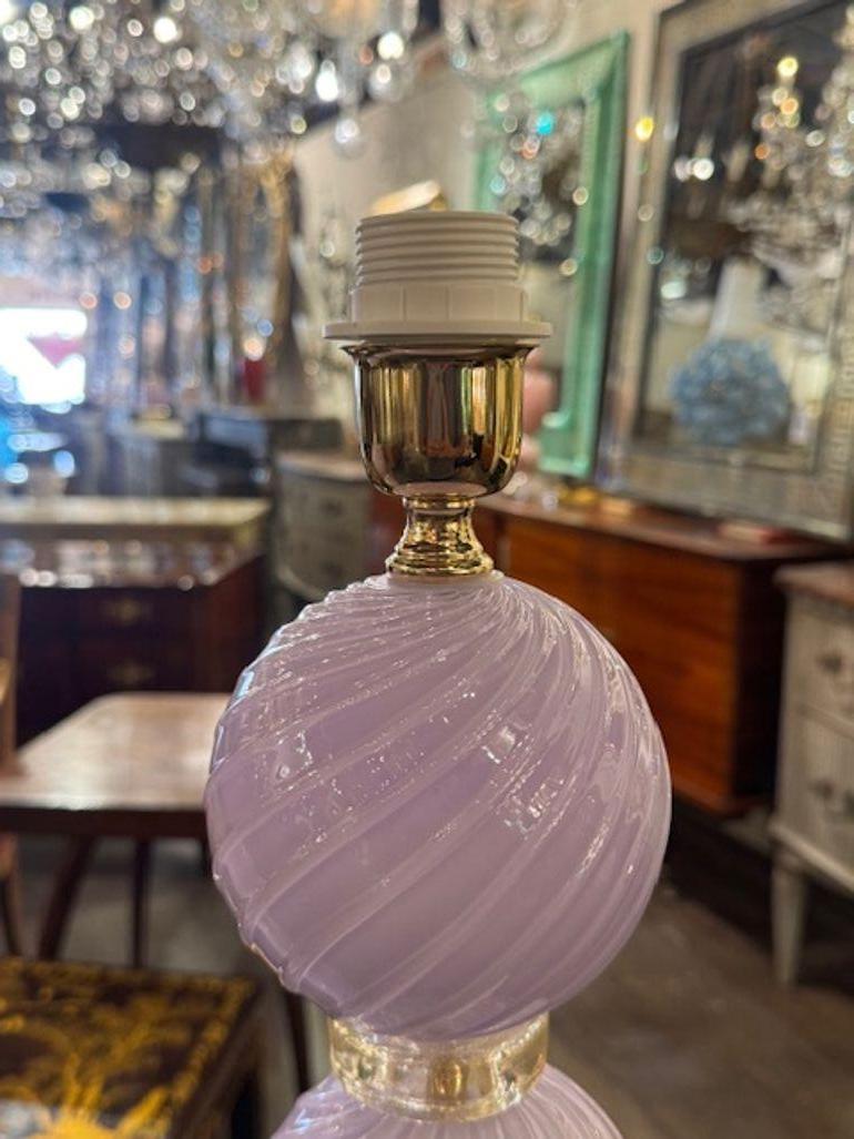 Questa coppia  Le lampade in vetro di Murano color lavanda e oro sono un'illuminazione lussuosa ed elegante. Realizzate con materiali di alta qualità, queste lampade presentano splendidi paralumi in vetro di Murano color lavanda e oro che aggiungono
