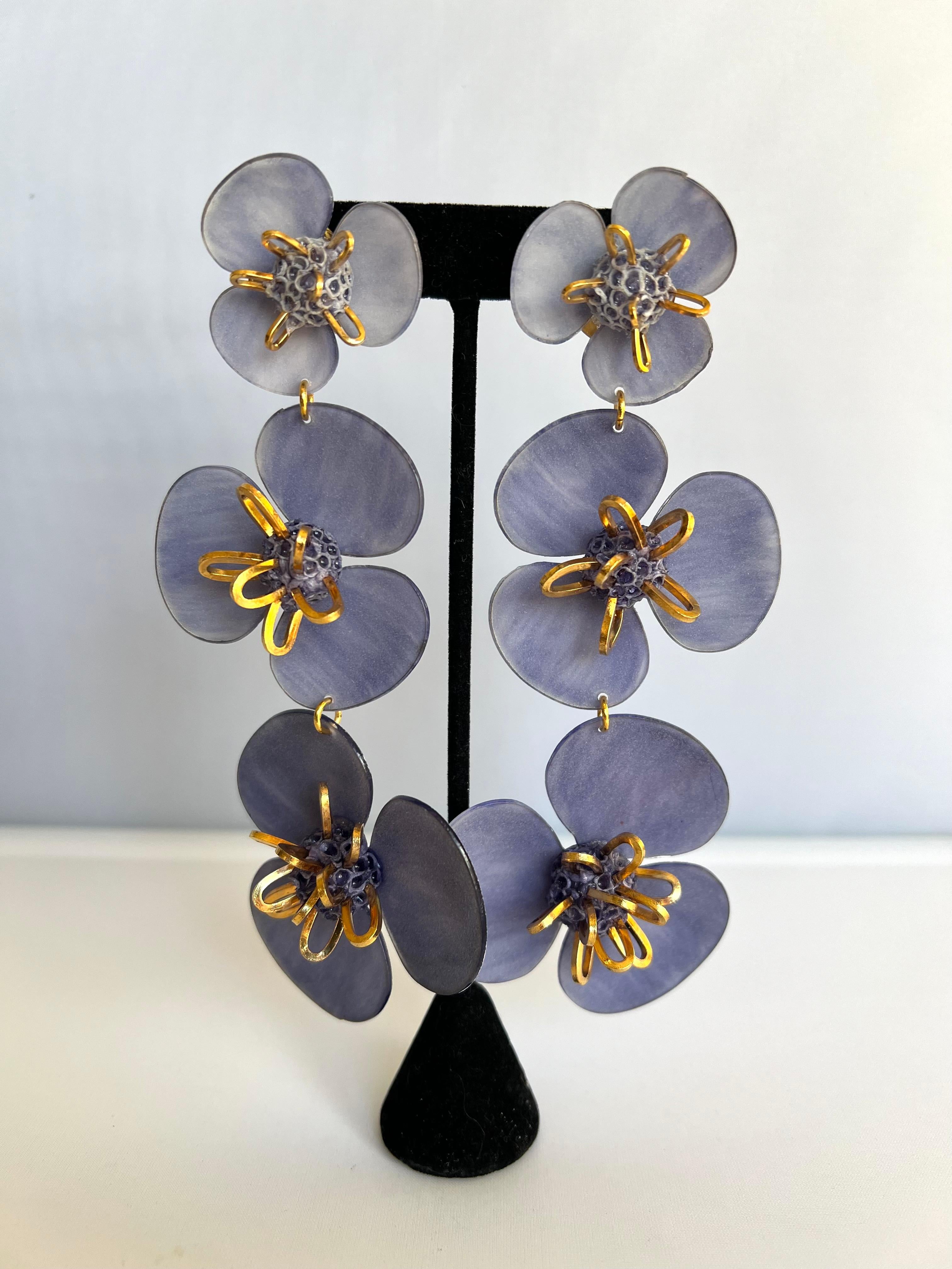 Leicht und einfach zu tragen,  Zeitgenössische handgefertigte Ohrringe, handgefertigt in Paris von Cilea. Konkave Blume aus lavendelfarbenem Harz, verziert mit vergoldeten Metallapplikationen, signiert 