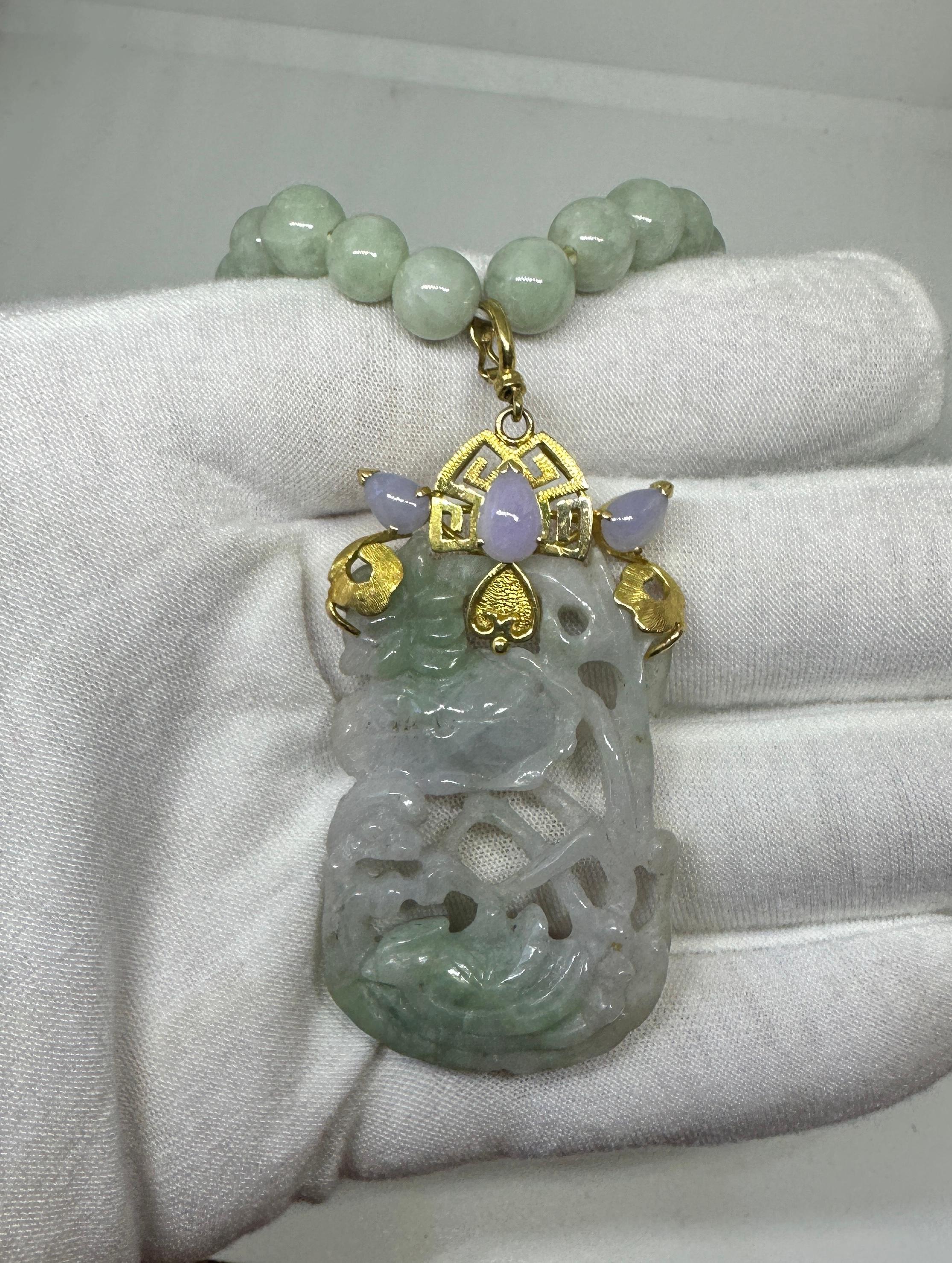 Contemporaneo Collana con ciondolo in oro 20 carati di lavanda e giada verde Bird Lily Pad Lotus in vendita