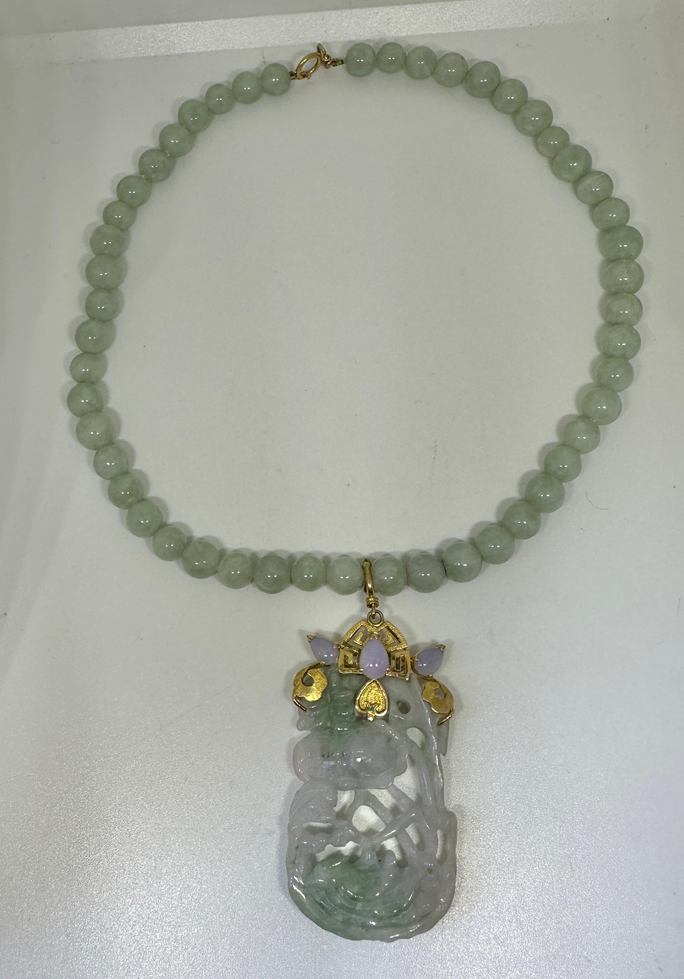 Taglio misto Collana con ciondolo in oro 20 carati di lavanda e giada verde Bird Lily Pad Lotus in vendita