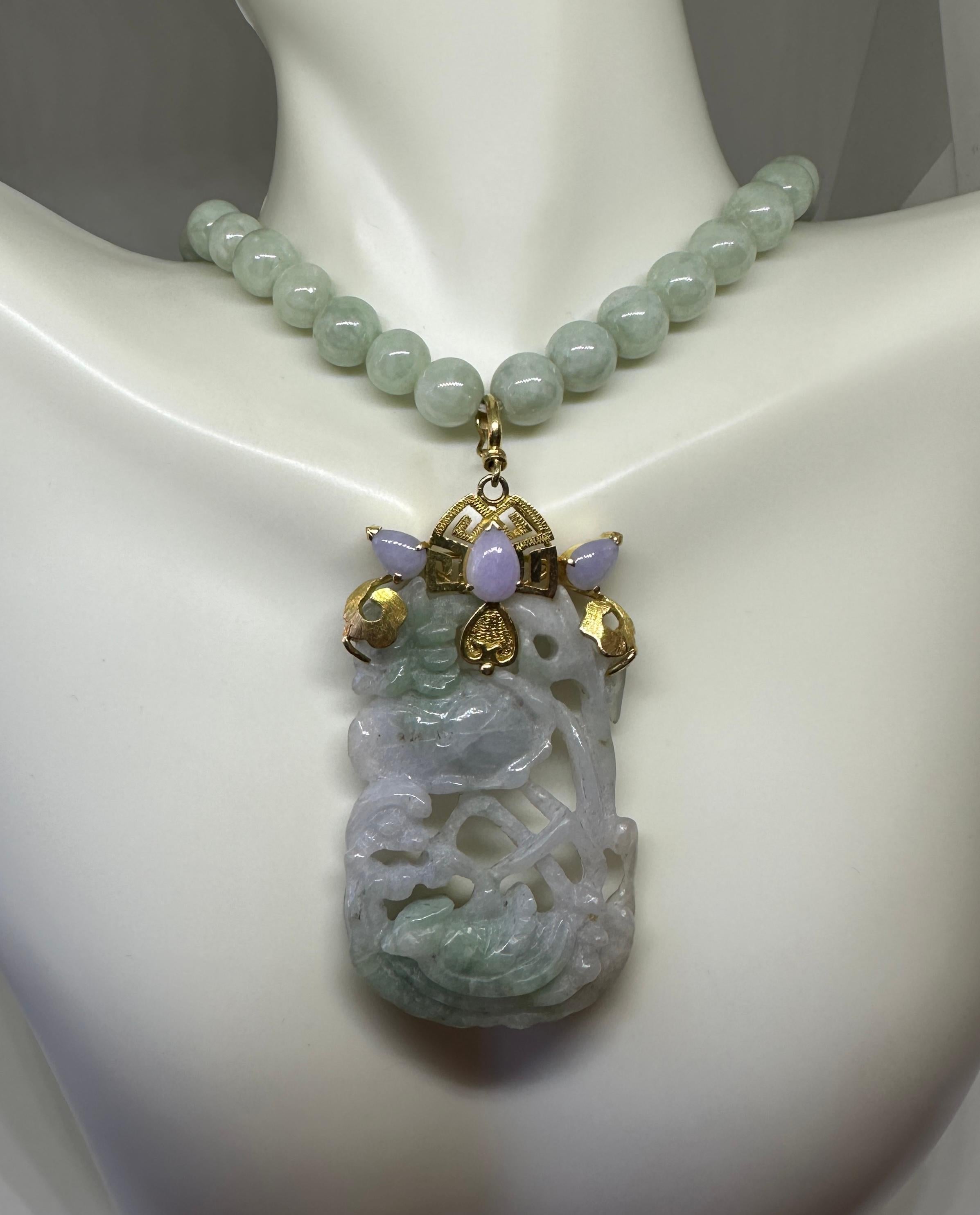 Collana con ciondolo in oro 20 carati di lavanda e giada verde Bird Lily Pad Lotus In condizioni ottime in vendita a New York, NY