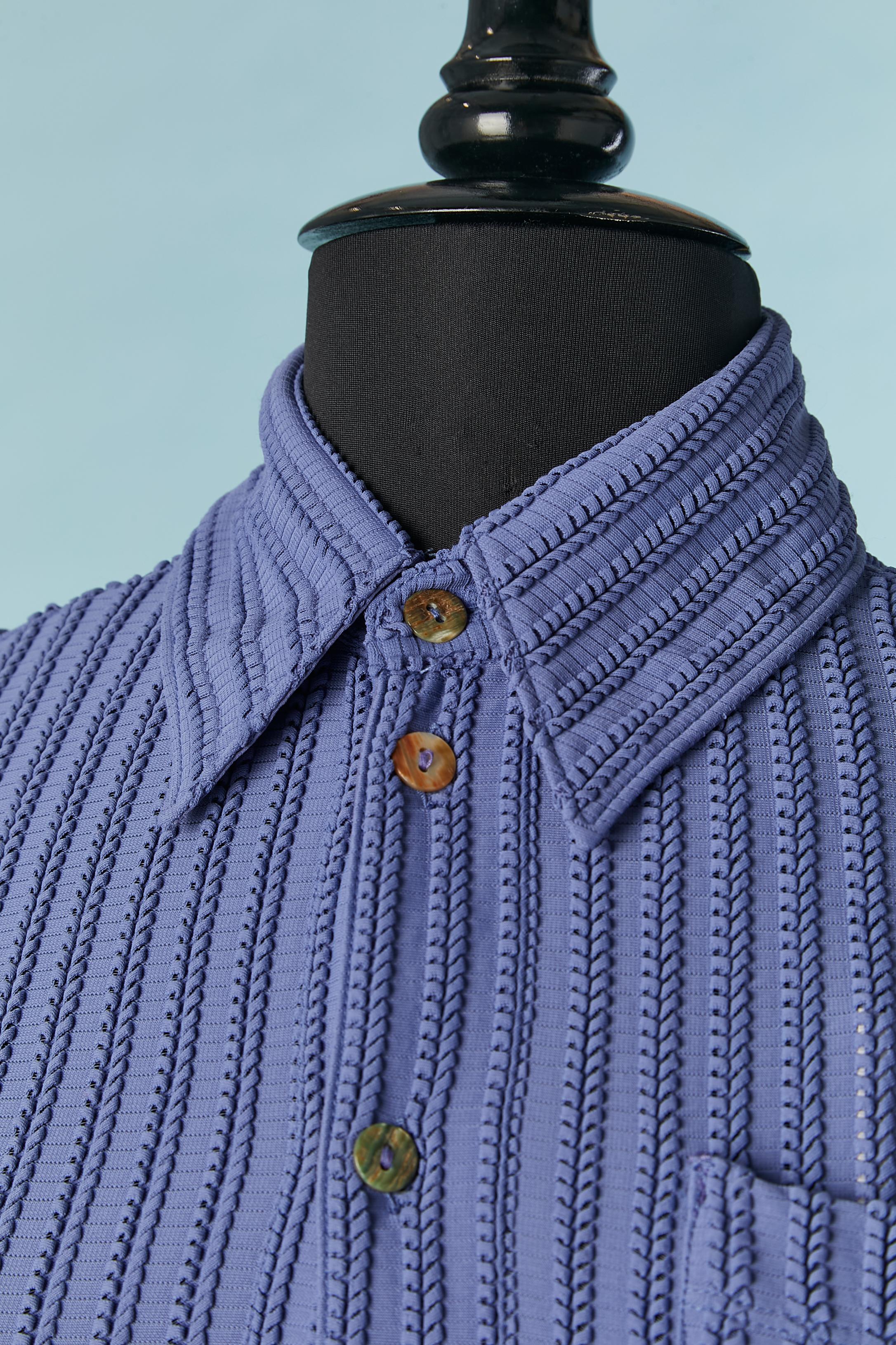 Lavender blue short sleeve shirt. Main fabric composition: 100% nylon ( polyamide) Lining composition ( only inside along the button placket) : 65% acetate, 35% silk.
SIZE : S