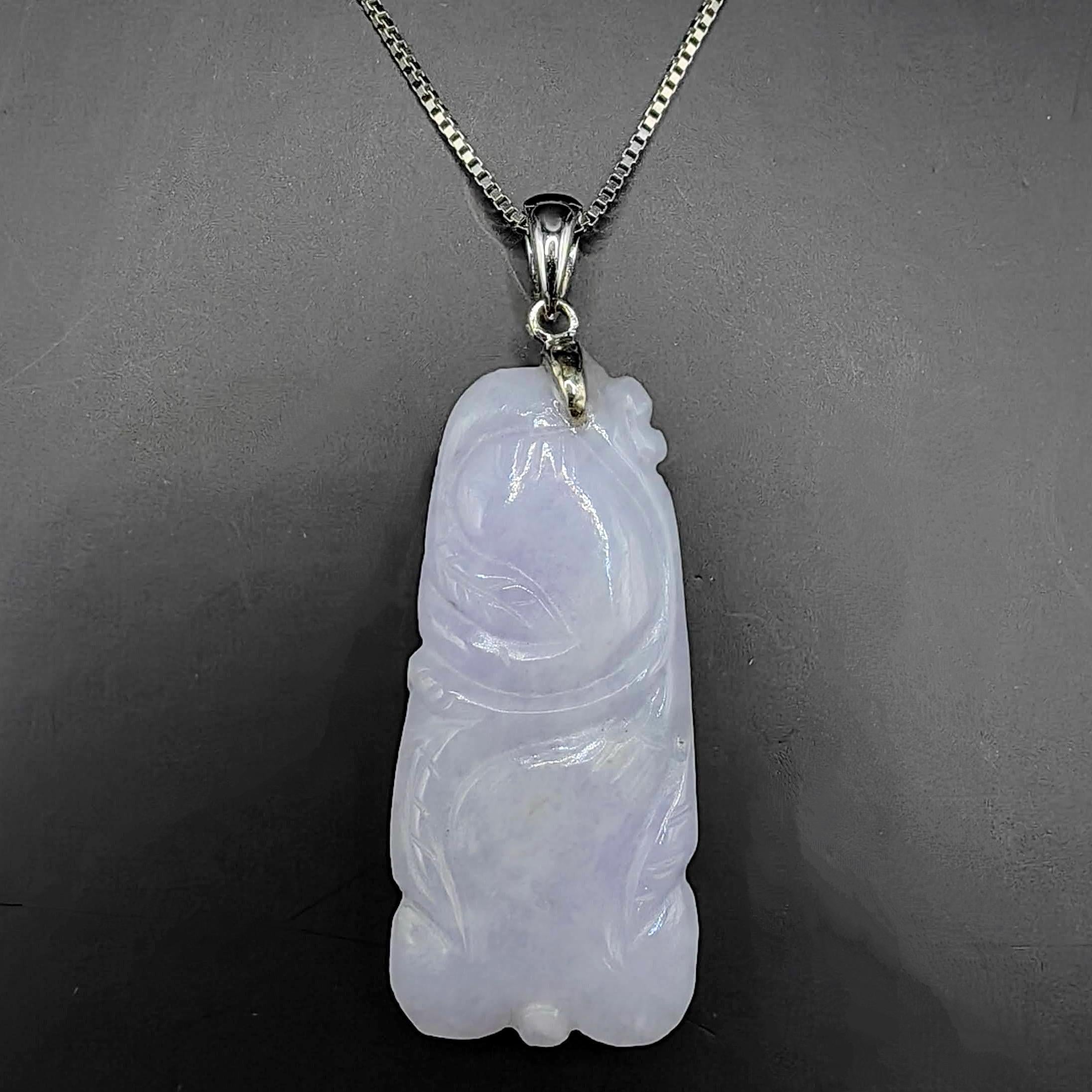 Colgante Talismán Tallado en Oro Blanco 18K de Jadeíta de Birmania Lavanda Certificada en venta 1