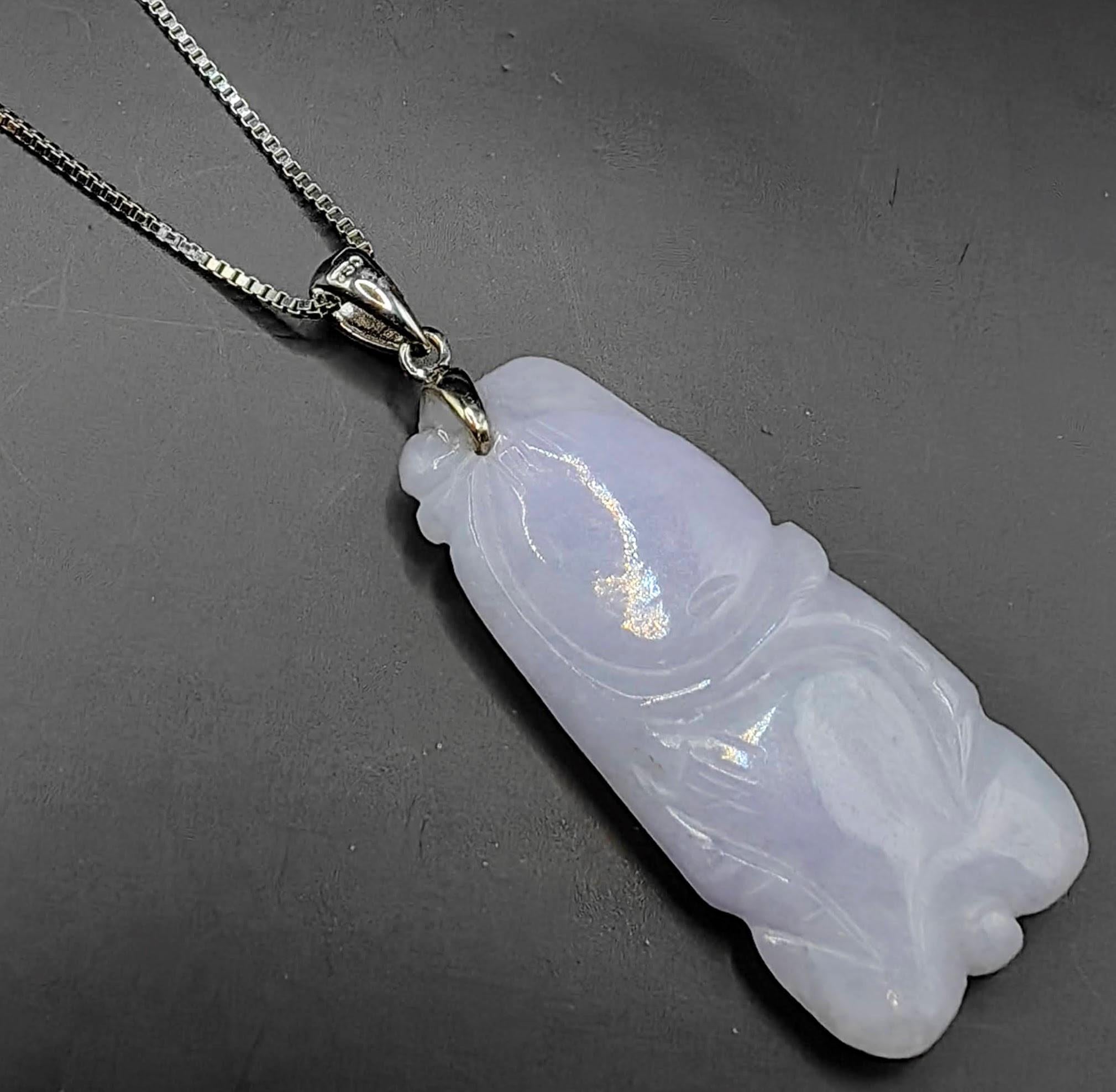 Colgante Talismán Tallado en Oro Blanco 18K de Jadeíta de Birmania Lavanda Certificada en venta 2