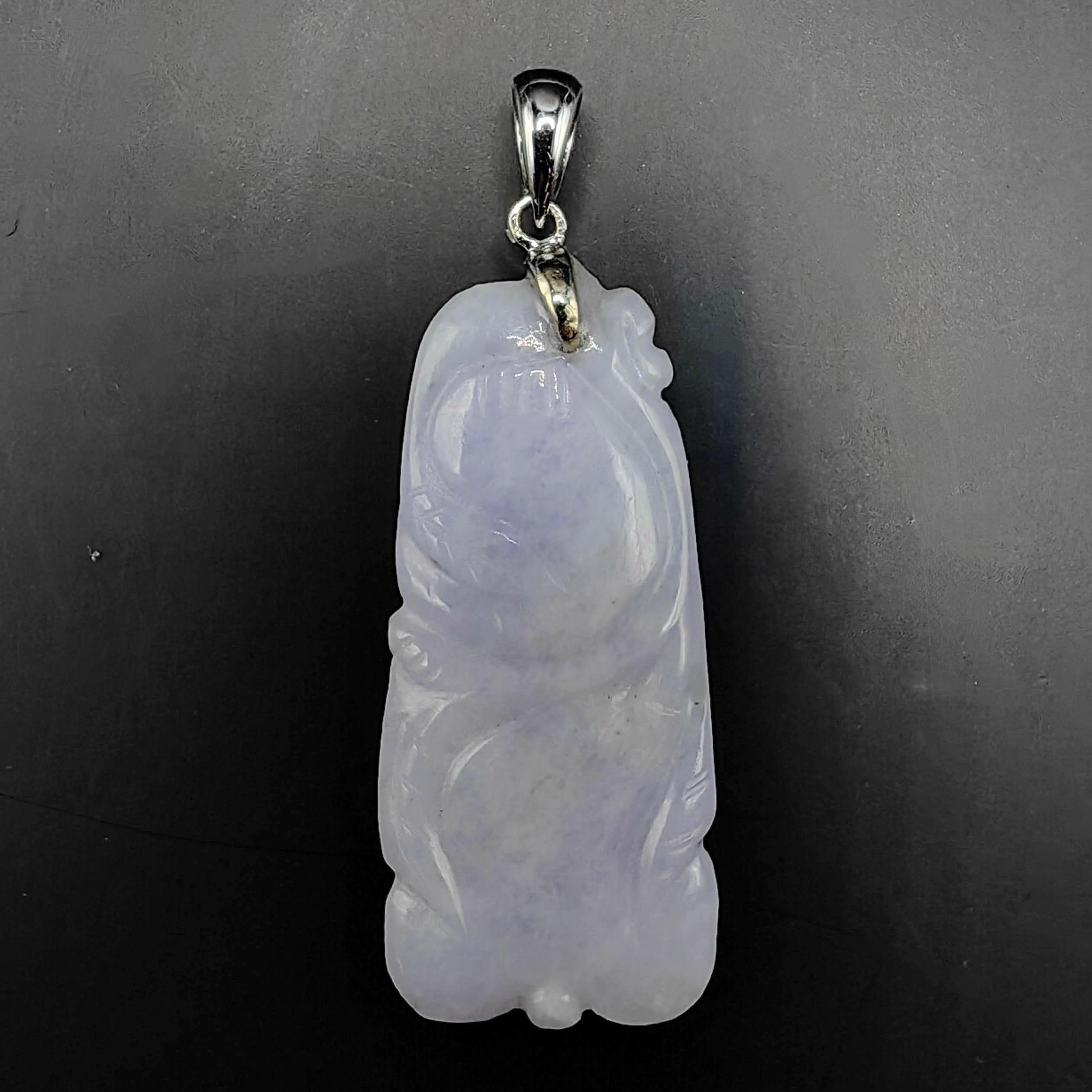 Colgante Talismán Tallado en Oro Blanco 18K de Jadeíta de Birmania Lavanda Certificada en venta 3