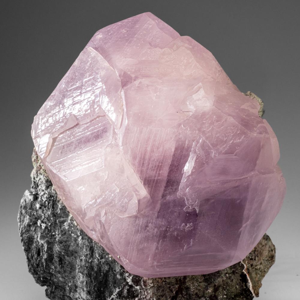 Da Mogok, Divisione Sagaing, Myanmar (Birmania)

Un eccellente cristallo complesso di calcite color lavanda con una lucentezza vitrea. Grandi cristalli ottaedrici, alcuni con terminazione modificata e alcuni cristalli geminati.


Peso: 9,15 lbs,