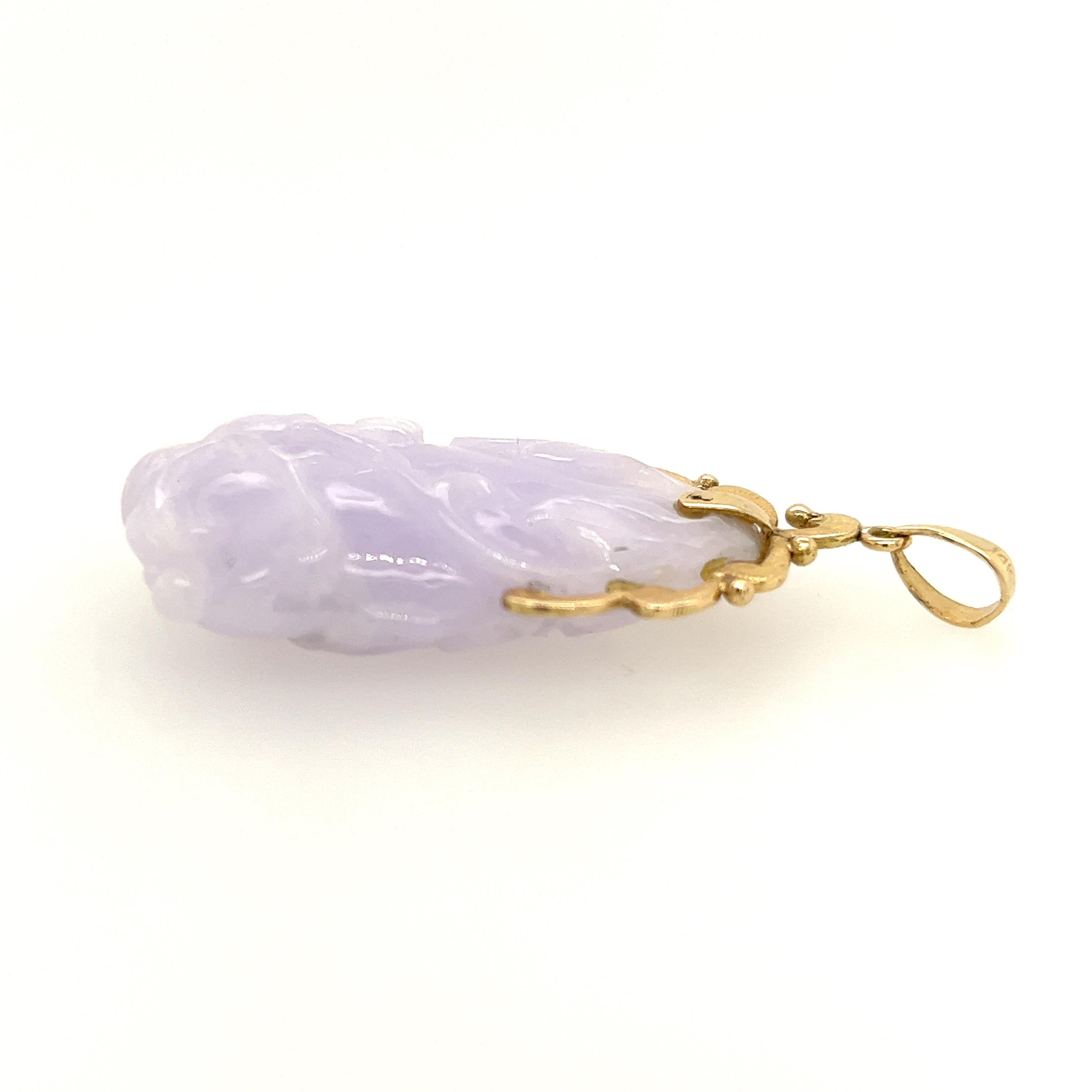 Lavender Carved Jade in 14 Karat Gold. 1970s. In Good Condition In Towson, MD