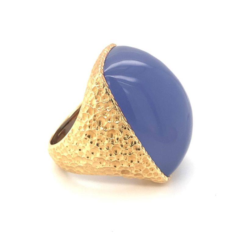 Cabochon Lavender Chalcedony Ring in 18k Yellow Gold, circa 1960s For Sale