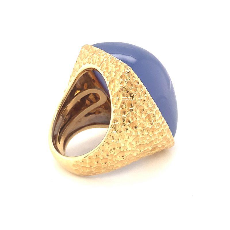 Lavender Chalcedony Ring in 18k Yellow Gold, circa 1960s In Good Condition In Beverly Hills, CA
