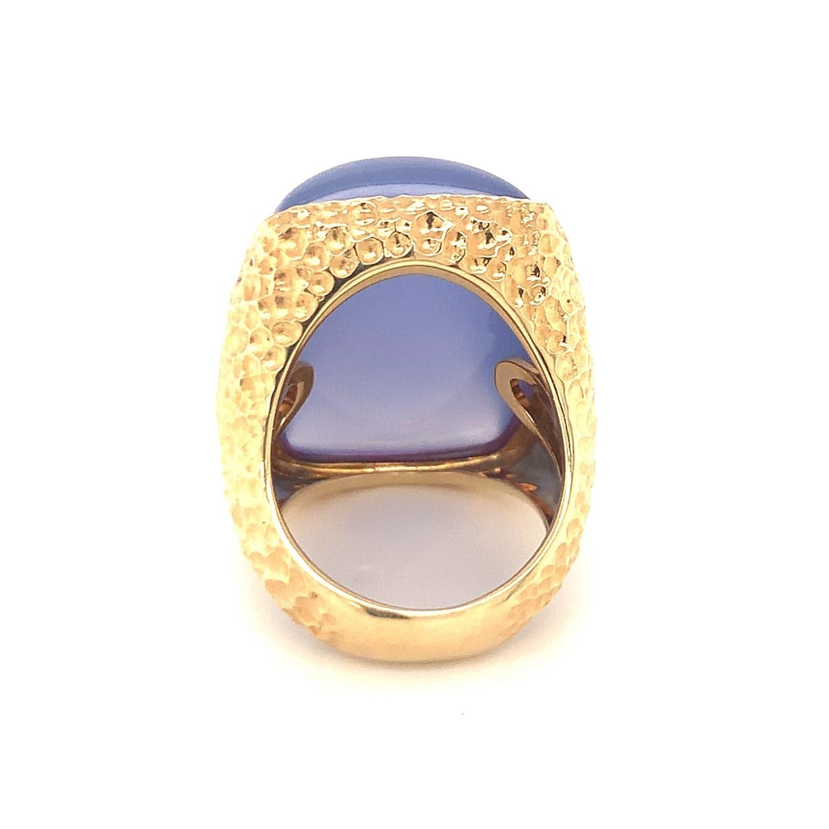 Women's Lavender Chalcedony Ring in 18k Yellow Gold, circa 1960s For Sale