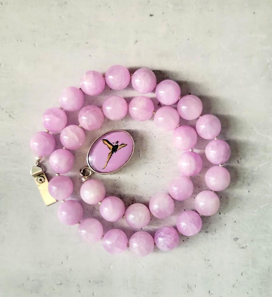 The length of the necklace is 18.5 inches (47 cm). The size of the smooth round beads is 12.5 mm.
The color of the beads is soft lavender with a slight cat's eye effect.
The color is authentic and natural. No thermal or other mechanical treatments
