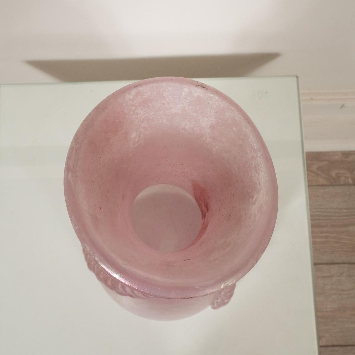 Italiano Vaso di vetro Scavo color lavanda in vendita