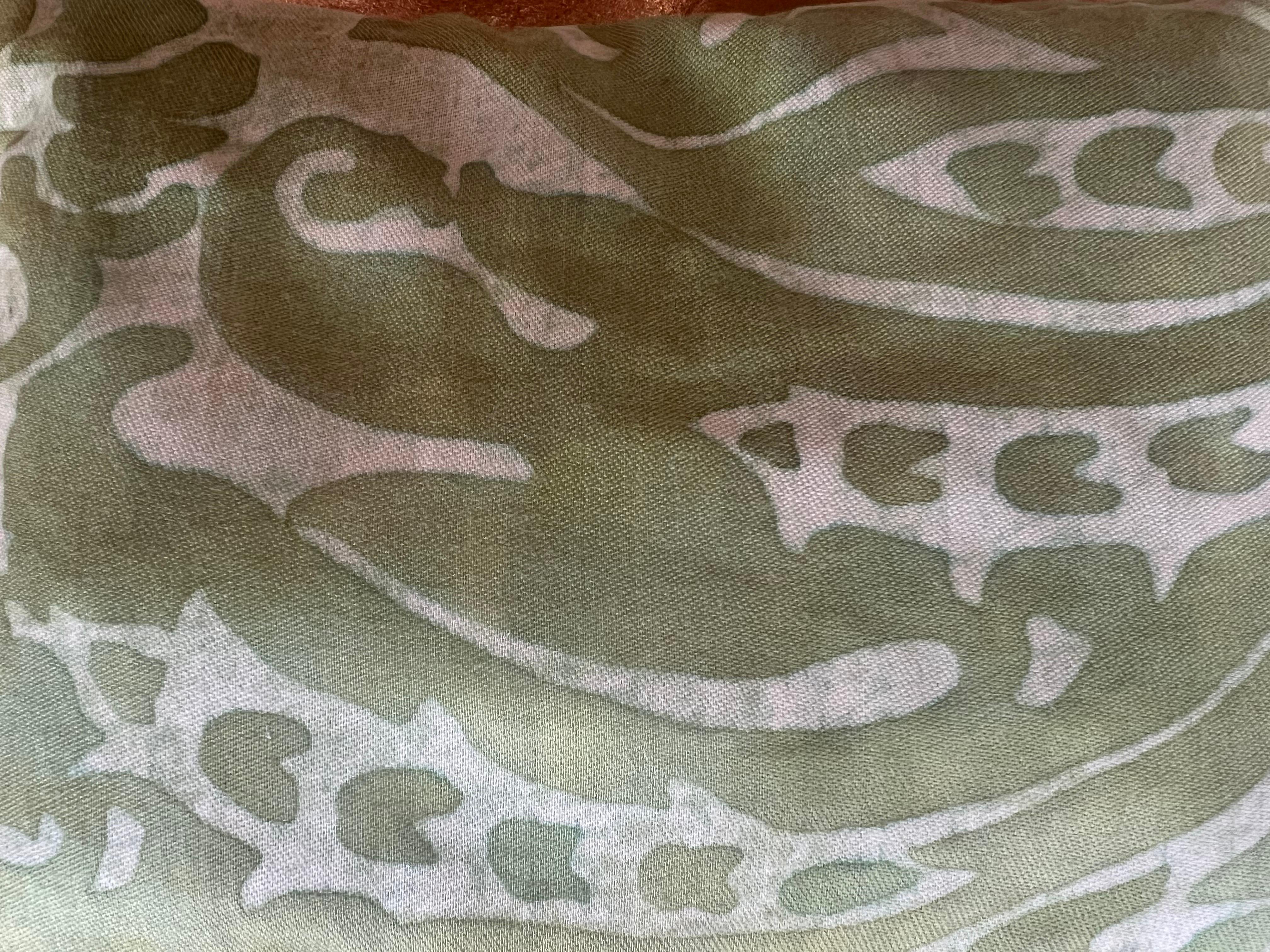 Un sachet rempli de lavande fabriqué avec le tissu de Mariano Fortuny. Il présente un motif vert doux, semblable à une aquarelle, sur un fond blanc, combinant à la fois l'attrait aromatique et l'attrait visuel