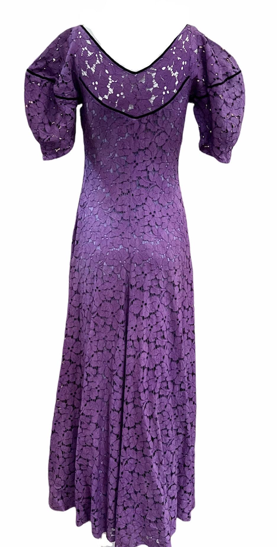 Lovely lavender cotton lace summer gown from the 1930s.  Fully lined. Snap closure down side. Simple, flattering and sweet silhouette with velvet trim.  Great for balmy evenings. Light shoulder fade but otherwise, excellent condition.

Additional