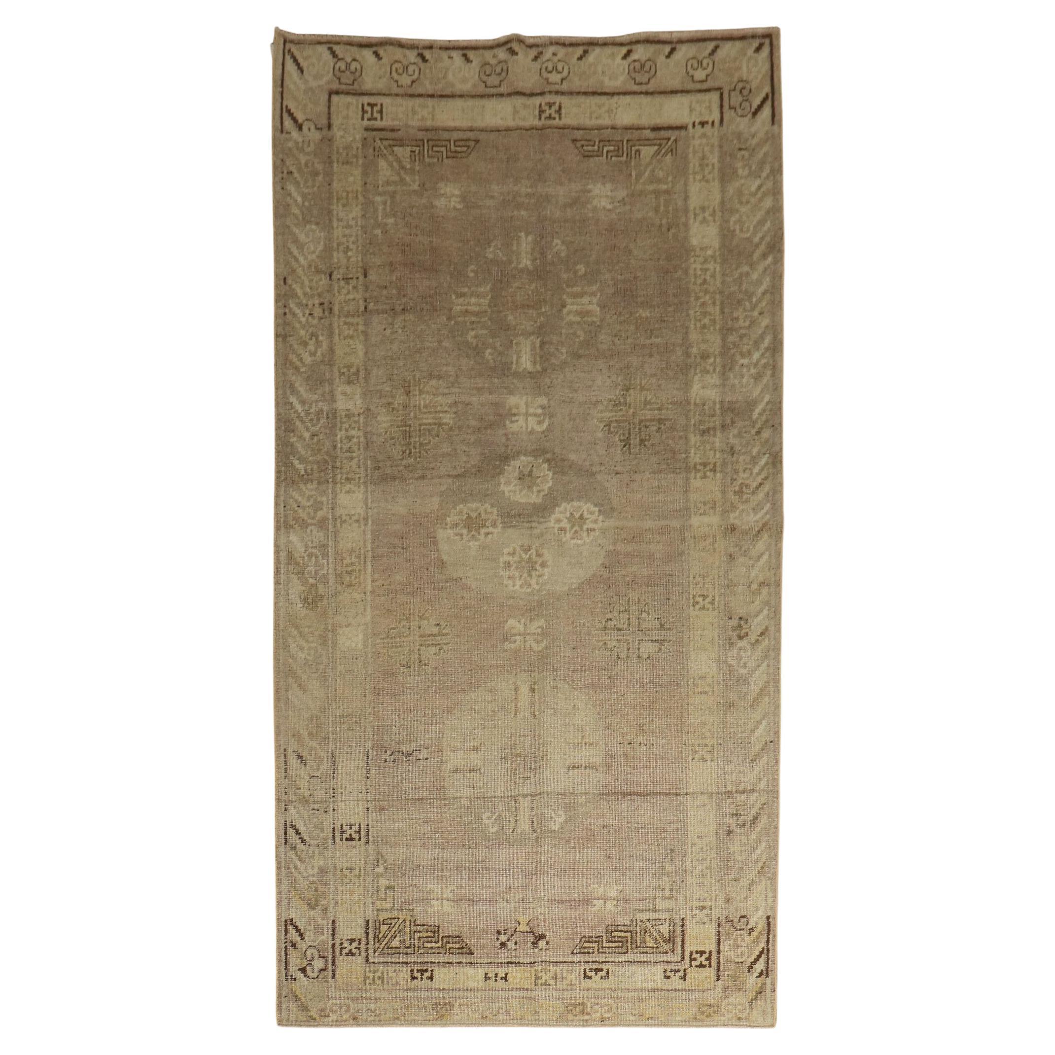 Lavendelgrauer Khotan-Teppich aus dem 19. Jahrhundert