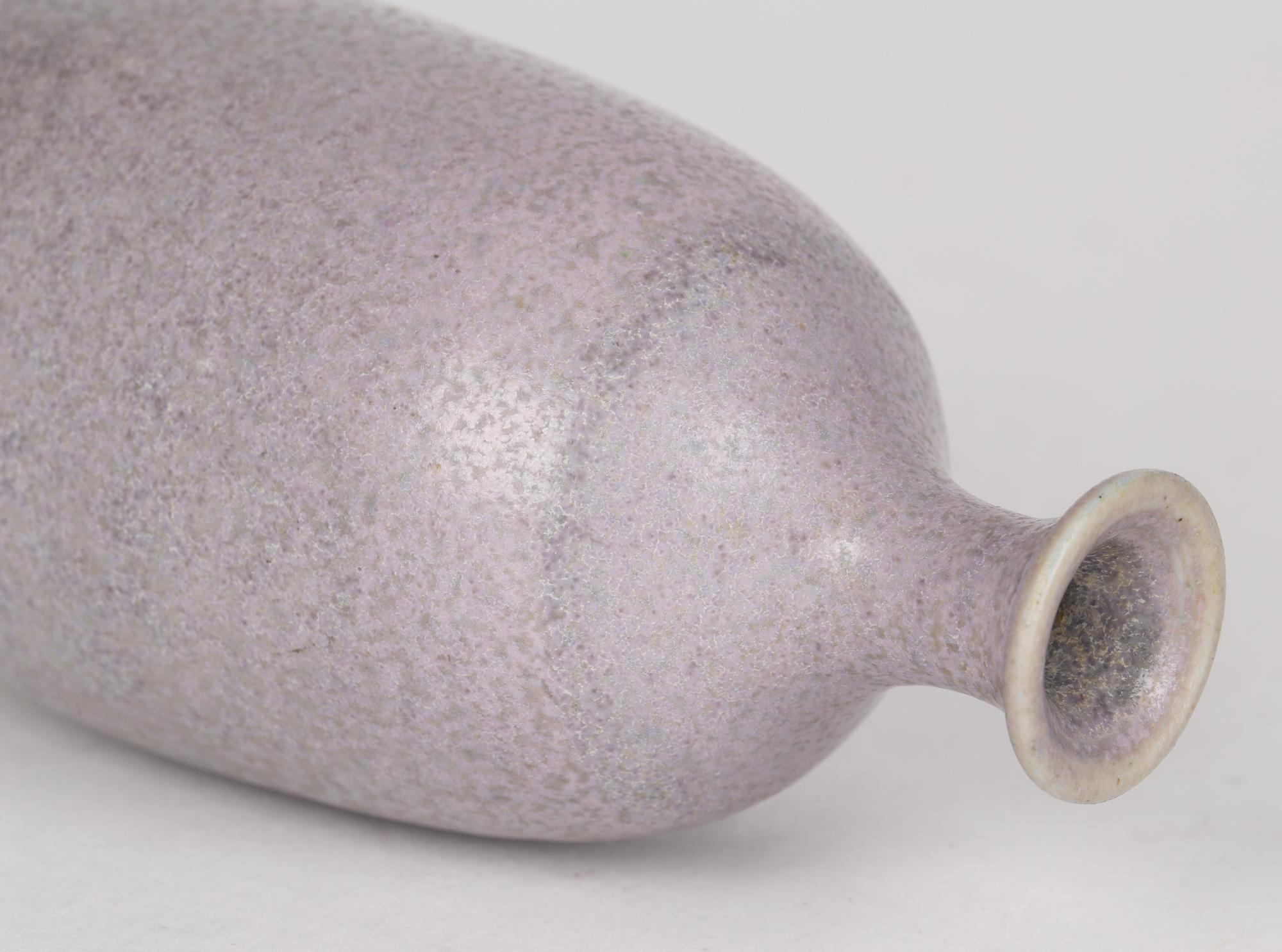 Studio-Vase aus glasiertem Porzellan im Stil von Berndt Friberg mit lavendelfarbenen Haren und Pelz im Zustand „Gut“ im Angebot in Bishop's Stortford, Hertfordshire