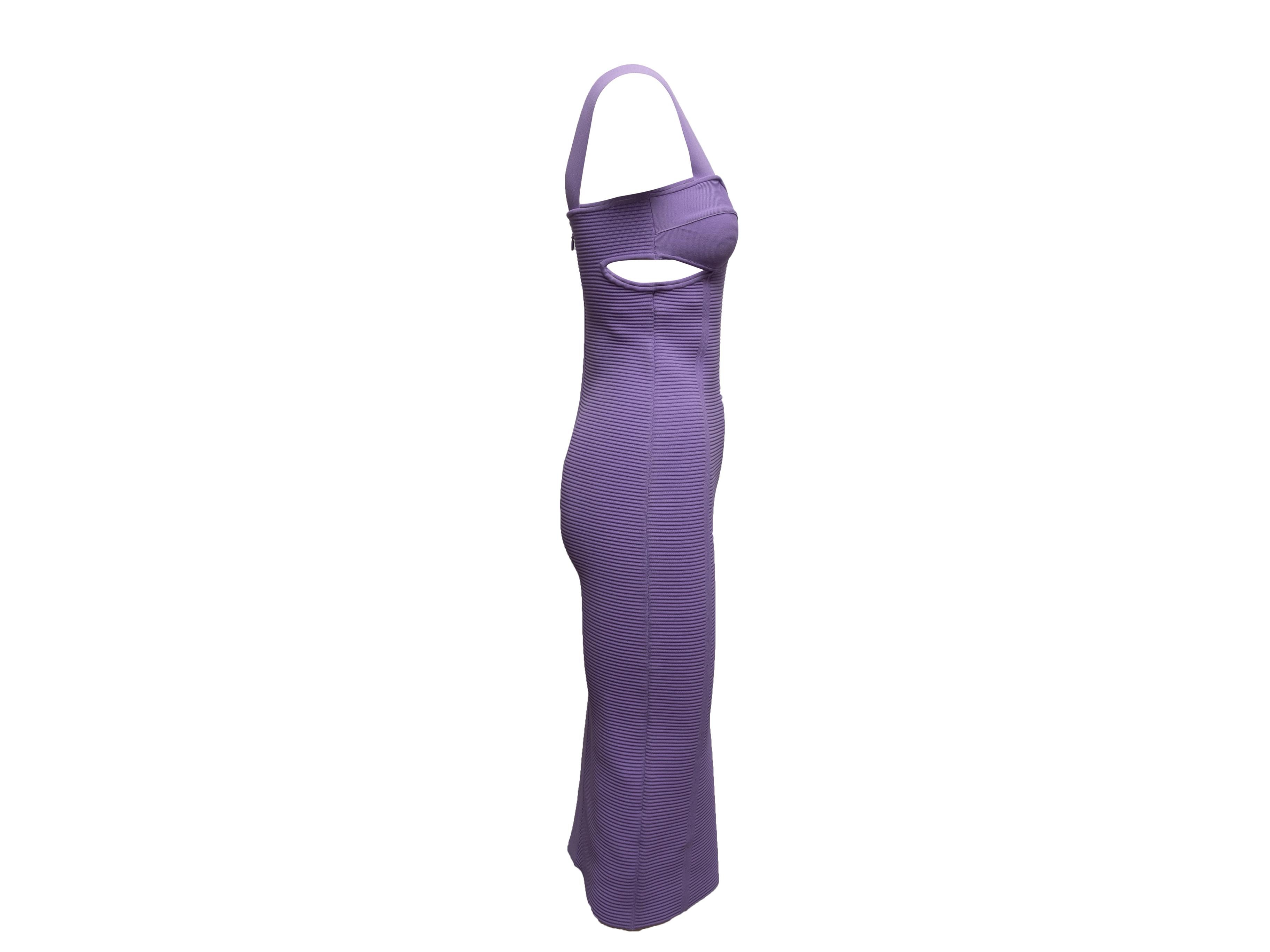 Lavendelfarbenes, ärmelloses Bandage-Kleid von Herve Leger. Sweetheart-Ausschnitt. Ausschnitte an den Seiten. Reißverschluss am Rücken. 24