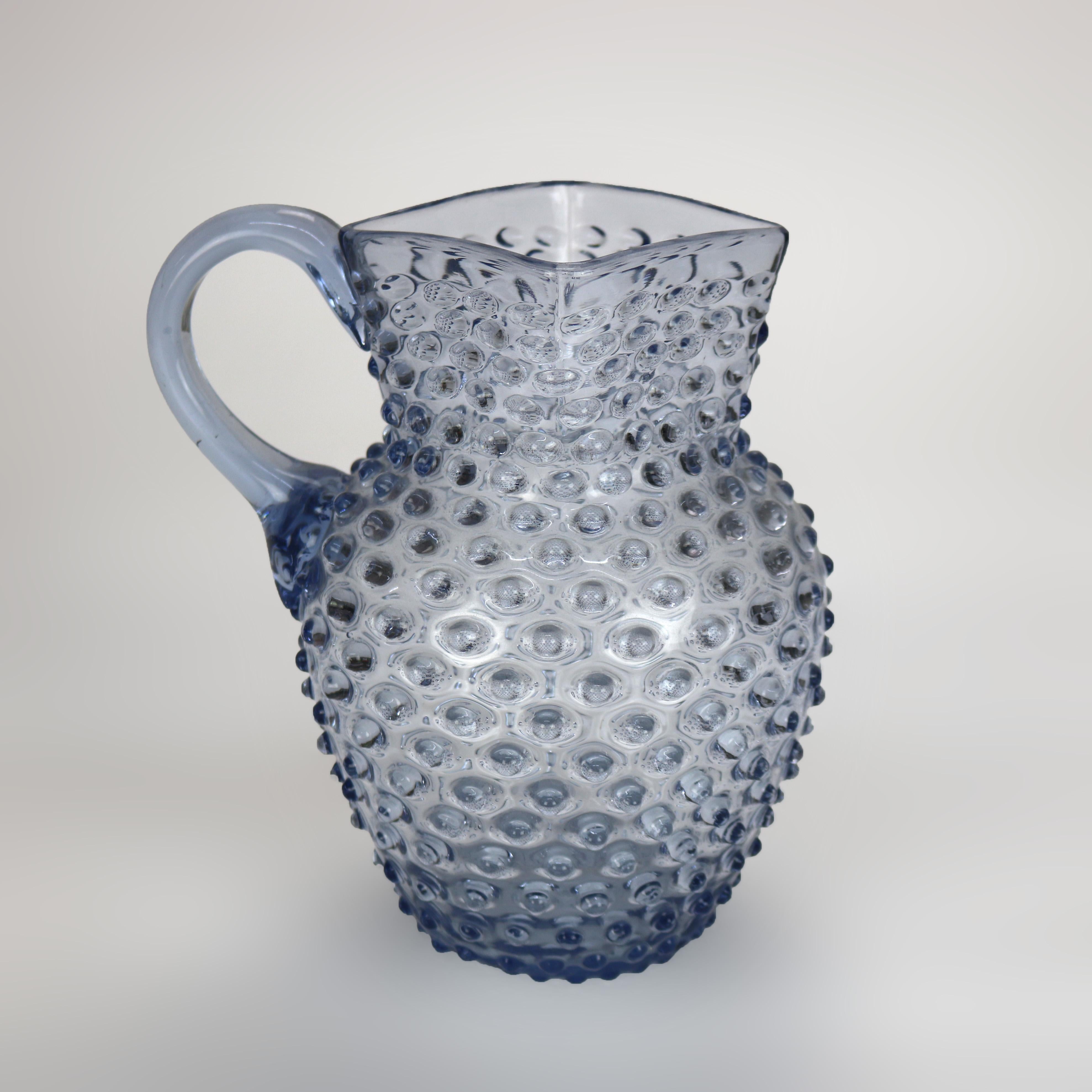 Lavendelfarbener Hobnail-Glas-Krug um 1940

Maße - 8 7/8