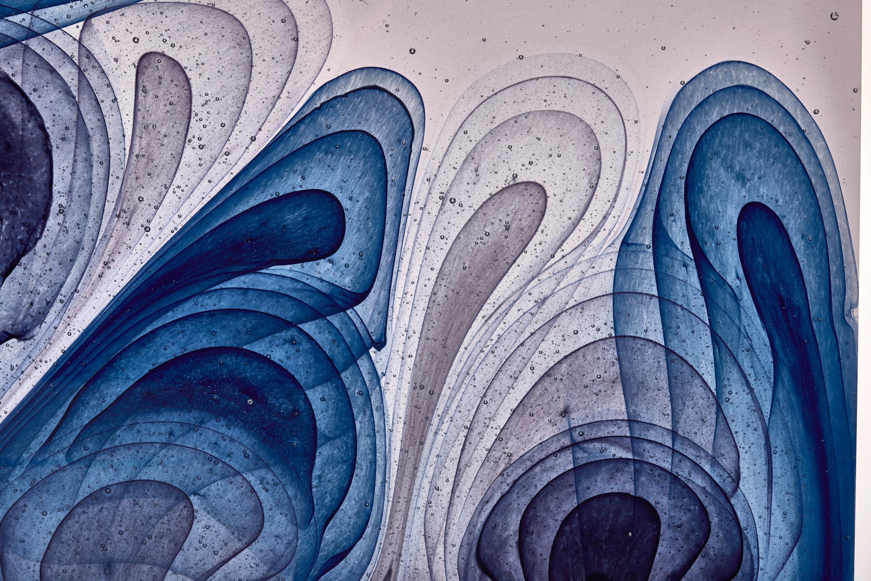 Organico moderno Lavender Interaction, lavender & blue cast glass sculpture by Helen Restorick in vendita