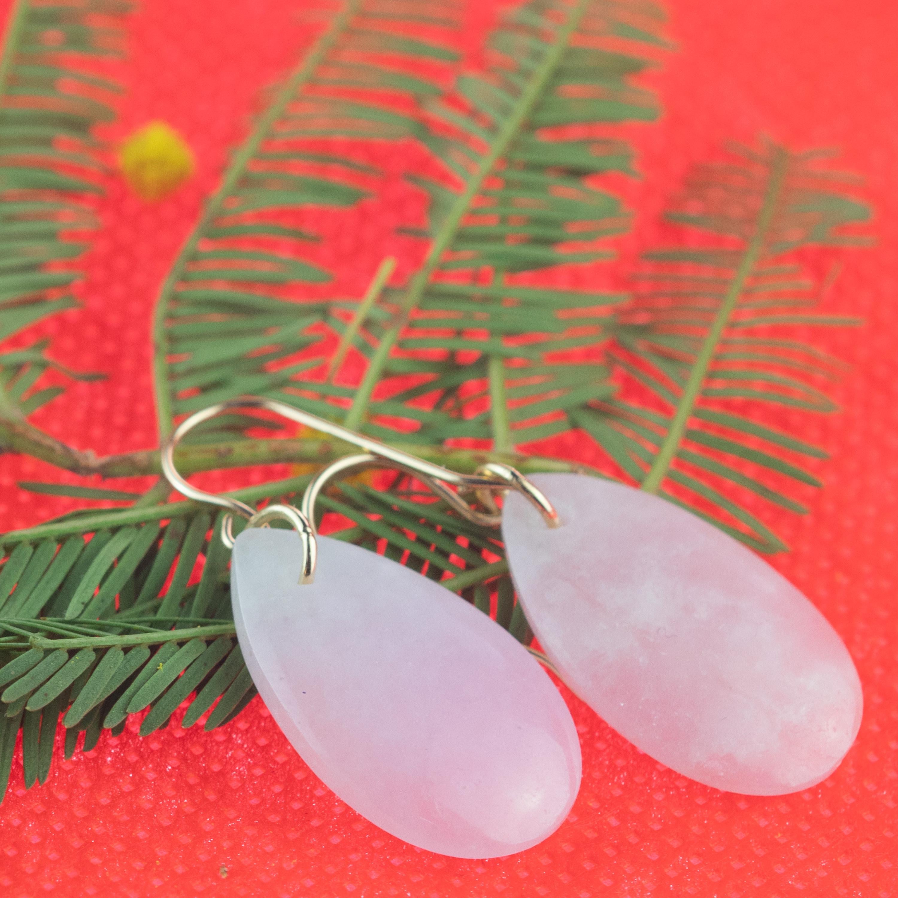 Taglio misto Orecchini chic di giada lavanda in oro giallo 18 carati a goccia da cocktail in vendita