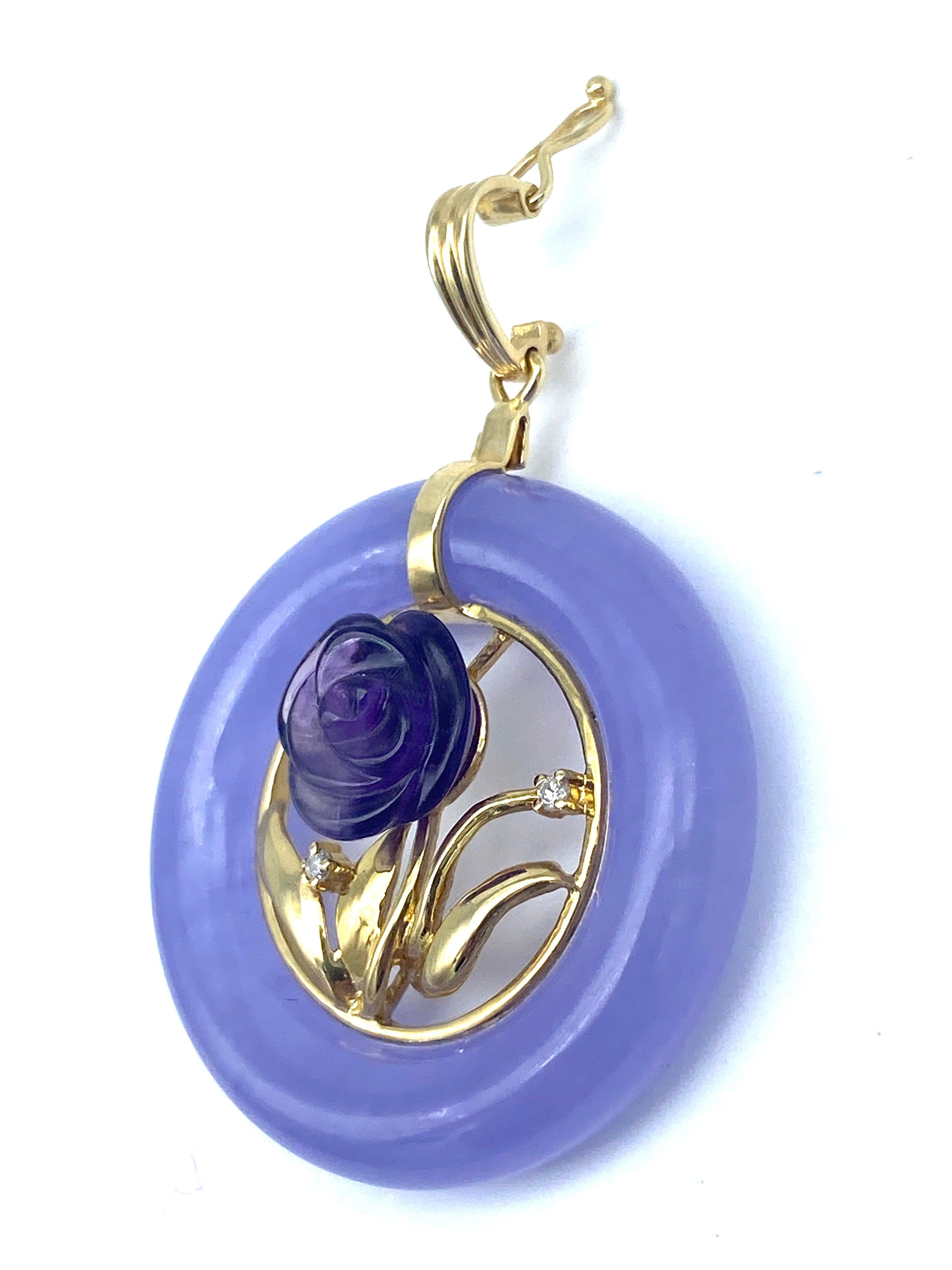 Lavendel Jade & Amethyst Blume Scheibe Anhänger Enhancer
Die reiche Farbe lila Jade verfügt über eine Rose in der Mitte einer Scheibe mit Gelbgold. Der Durchmesser des Anhängers beträgt 1 Zoll.
Die Blume ist aus geschnitztem Amethyst gefertigt.
14