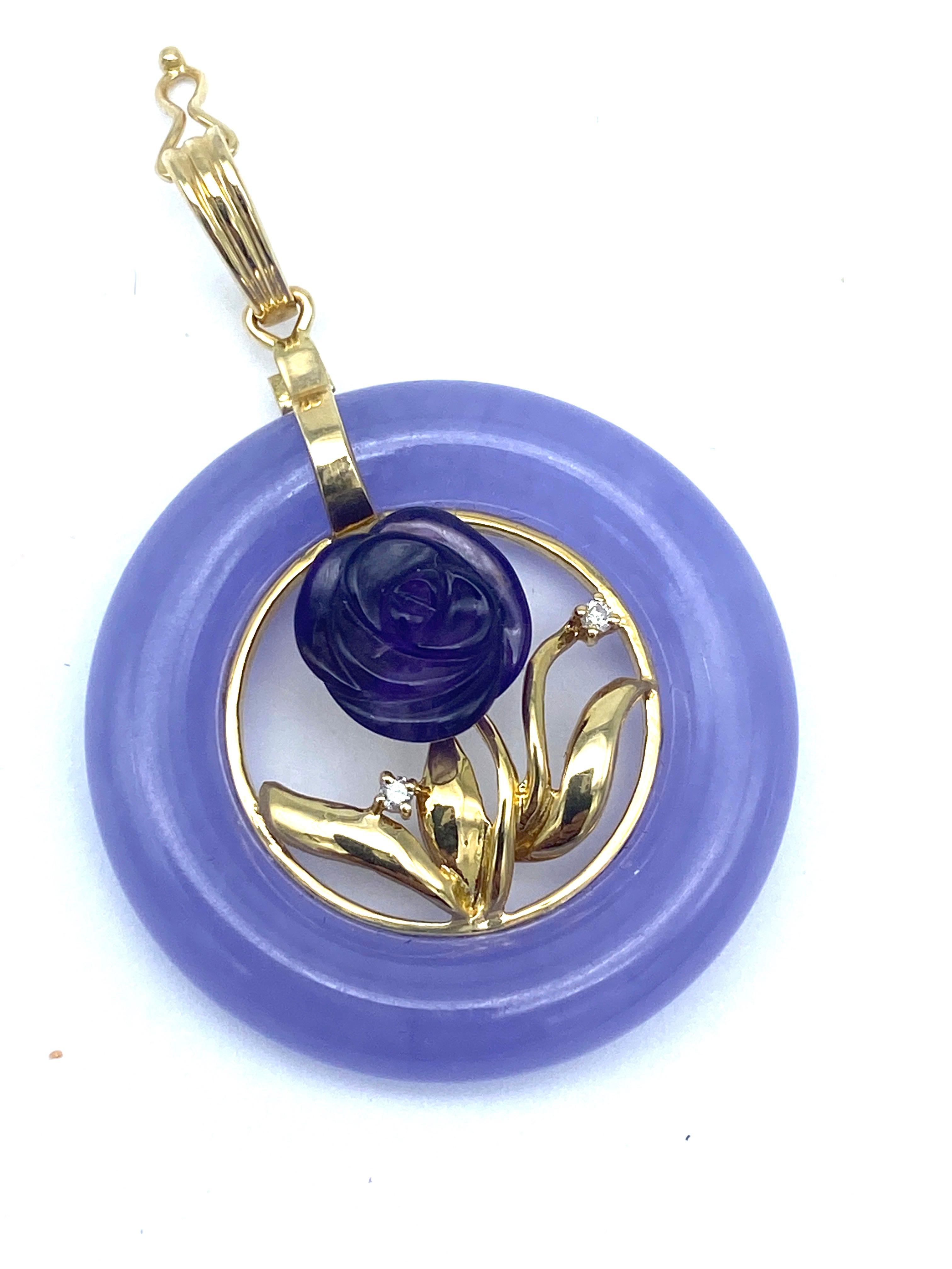 Anhänger aus 14 Karat Gelbgold mit lavendelfarbener Jade und Amethyst-Blume für Damen oder Herren