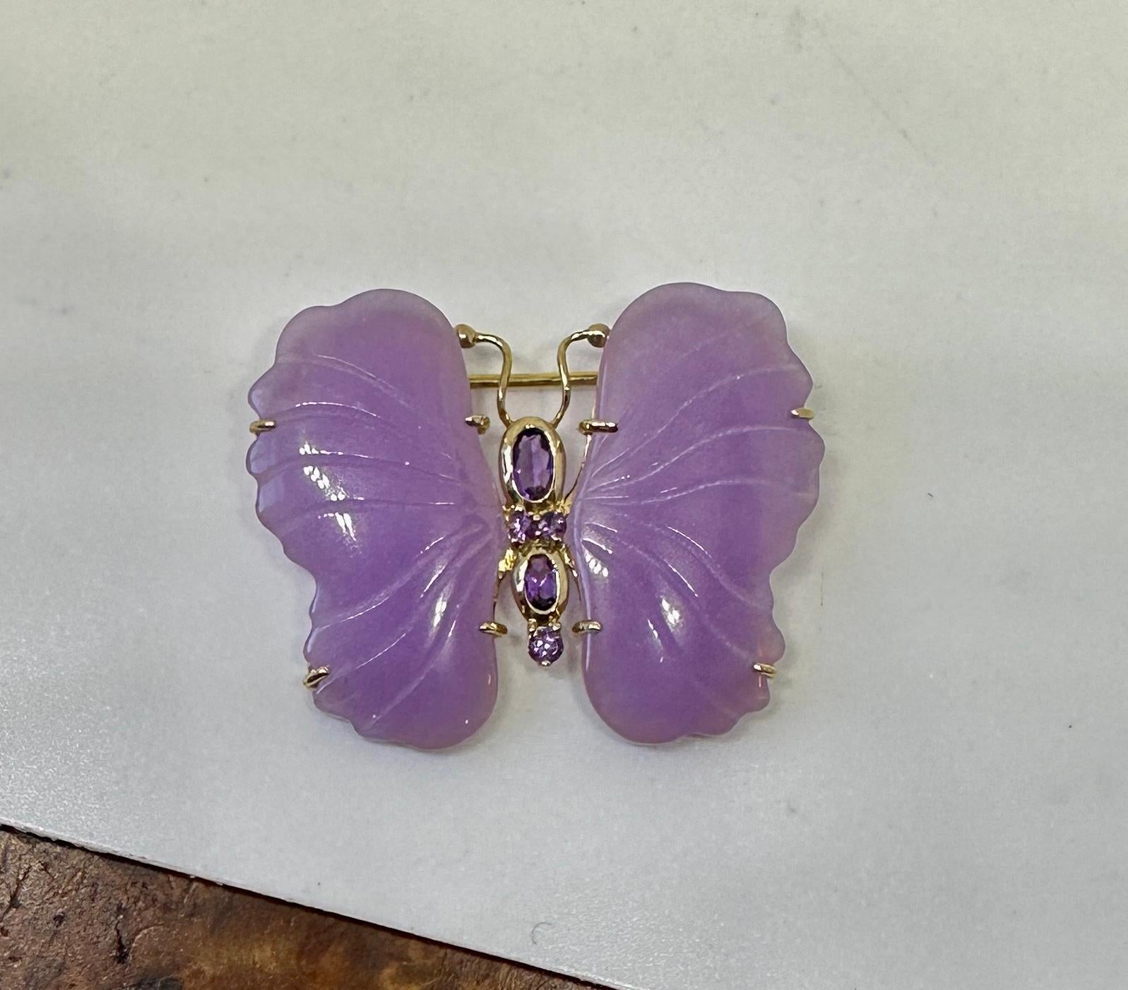Spilla farfalla in oro lavanda giada ametista Insetto antico In condizioni ottime in vendita a New York, NY