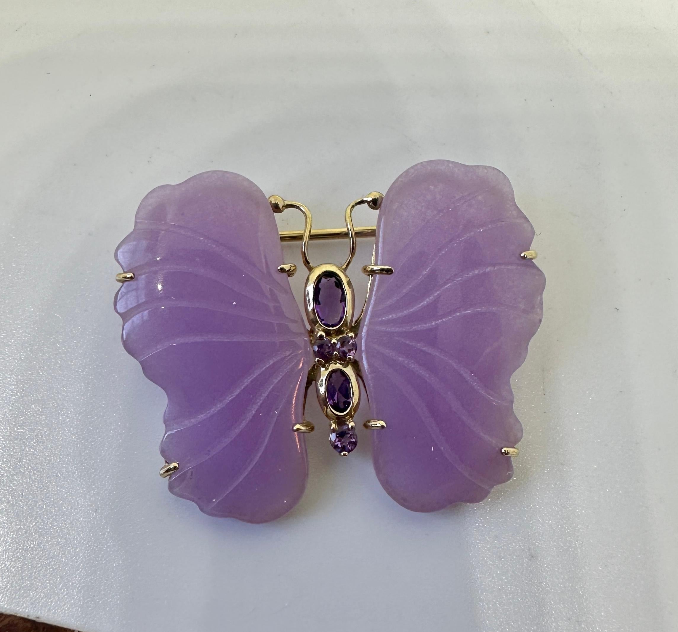 Spilla farfalla in oro lavanda giada ametista Insetto antico in vendita 1