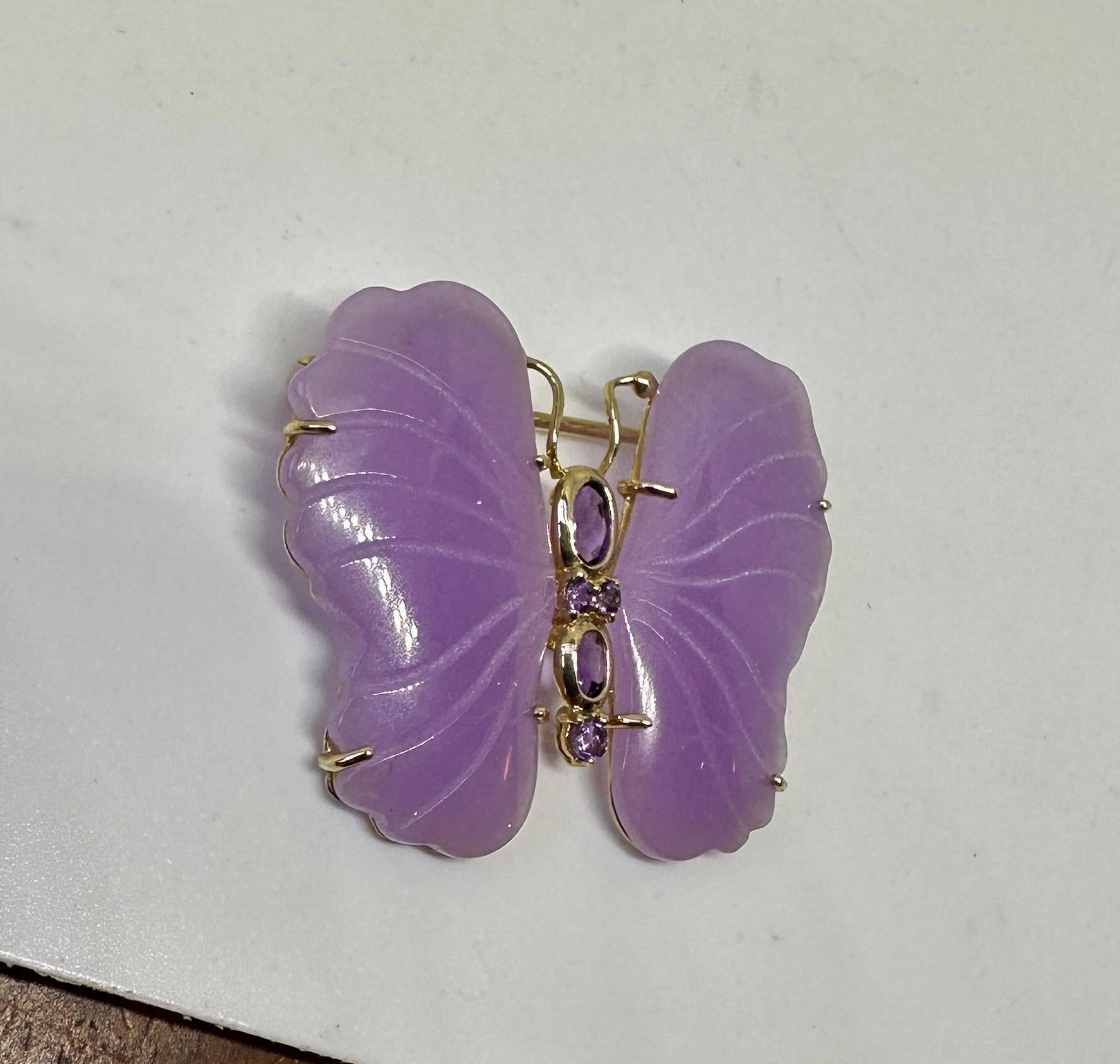 Spilla farfalla in oro lavanda giada ametista Insetto antico in vendita 2